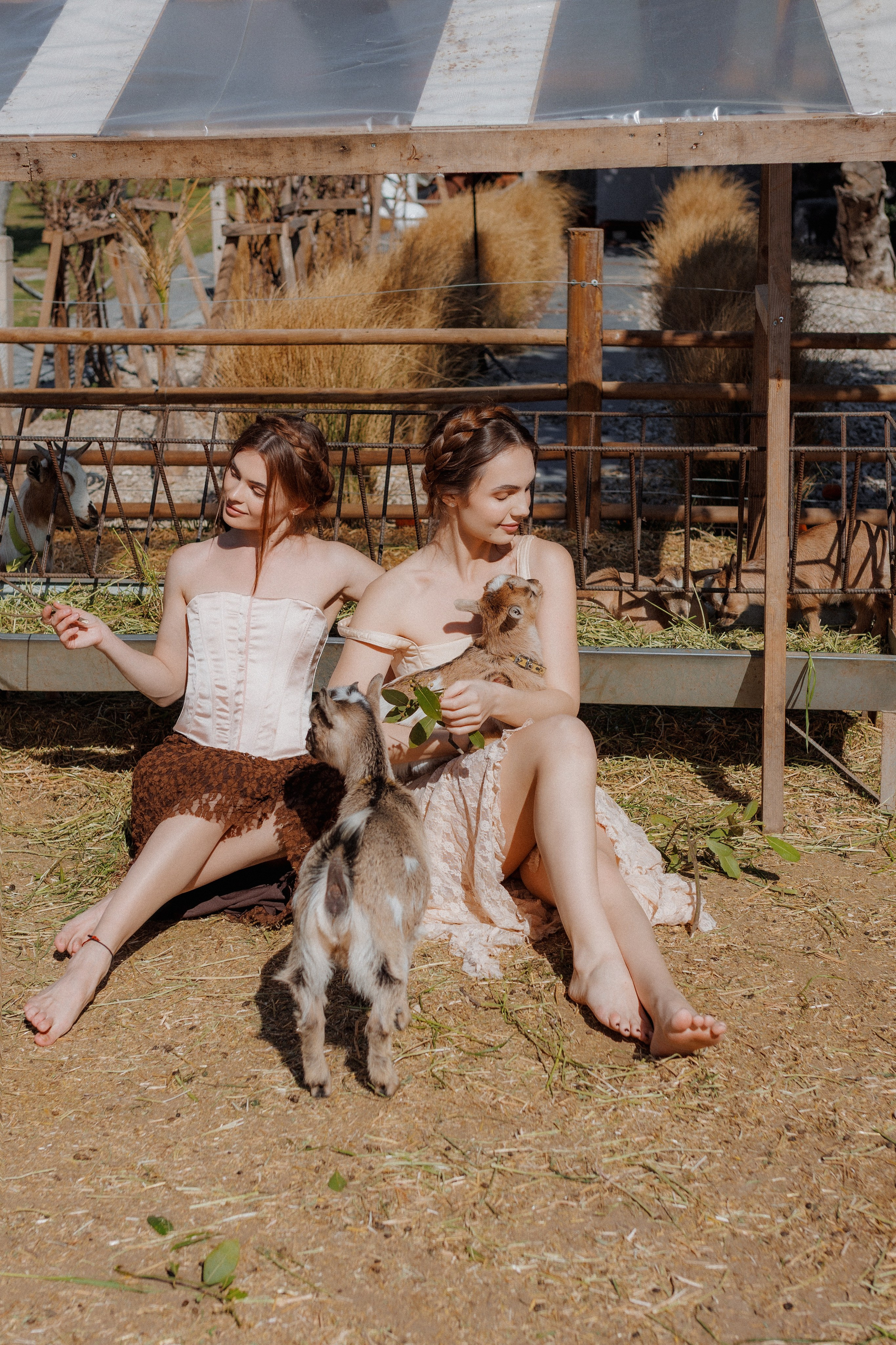 Девушки с козами. Фотосессия с козами. Красивые девушки с животными. Девушка держит козу. Фотосессия в деревенском стиле. Фотосессия с животными. Фотосессия с козочками. Фотосессия в стиле эко. Деревенская фотосессия. Козы и девушки — фото. Нежные фото с козами. Фото с козами. Пасторальная фотосессия. Весенняя фотосессия с животными. Фотосессия в деревне. Фотосессия в Анталии. Фотосессия в Турции с животными. Сельская фотосессия в Кемере.