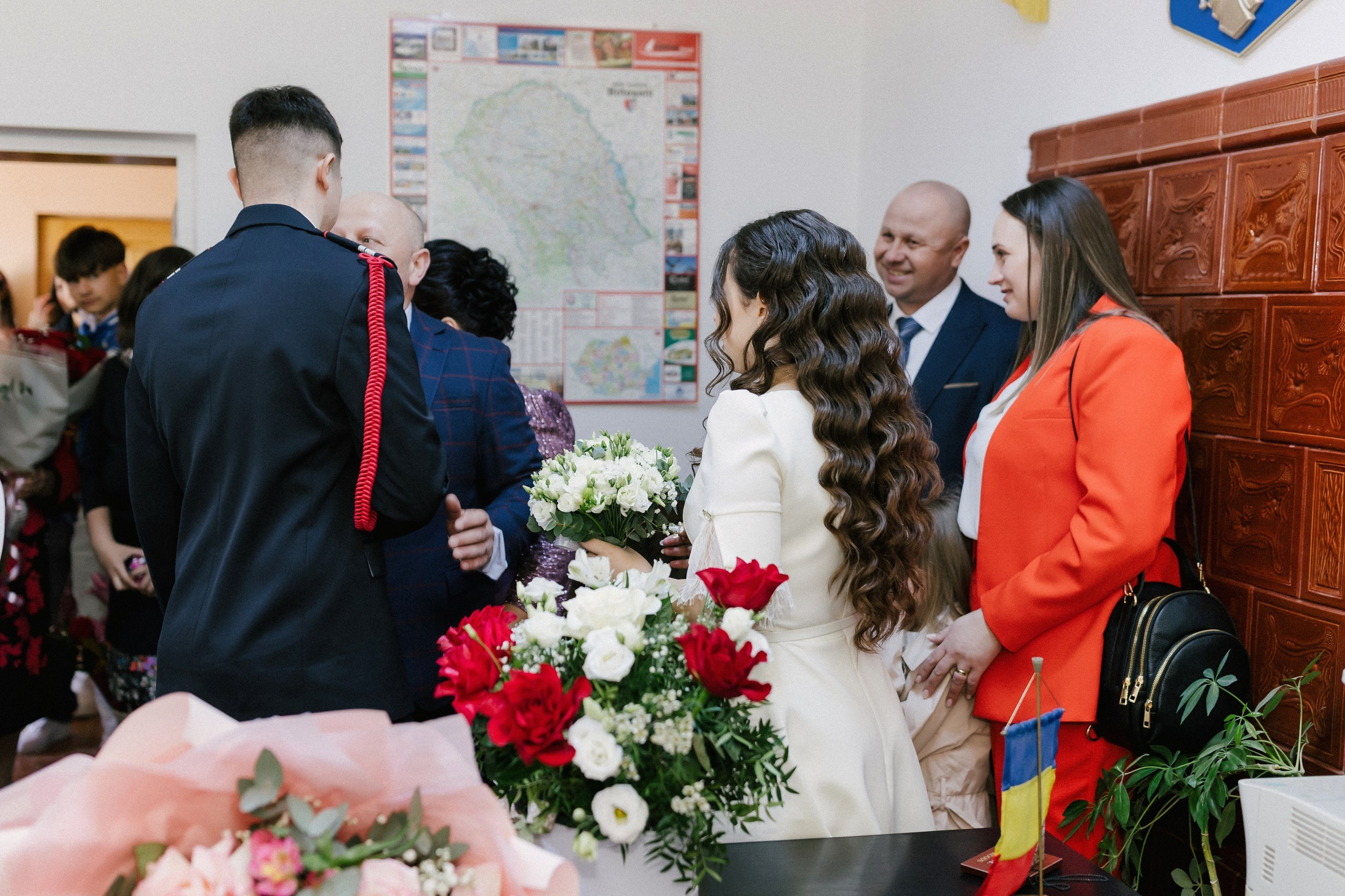 Povestitor prin fotografie - Fotograf nuntă Botoșani  – Alin Chirilă -* Gabriel și Denisa la starea civilă în Unțeni Botoșani, fotografie de cuplu pe scări elegante, Alin Chirilă fotograf* Mire și mireasă după cununia civilă în comuna Unțeni Botoșani, ședință foto realizată de AlinoFotoStudio* Fotograf stare civilă Botoșani, Gabriel și Denisa privindu-se cu drag pe scările locației de eveniment* Cuplu proaspăt căsătorit la cununia civilă Unțeni, fotografie romantică realizată de Alin Chirilă fotograf* Gabriel și Denisa după ceremonia civilă, ședință foto la Restaurant Luceafărul Popas Cucorăni* Fotograf evenimente Botoșani, stare civilă Unțeni, mire și mireasă în cadru elegant și luminos* Mire în uniformă și mireasă cu buchet alb, fotografie de nuntă civilă în județul Botoșani* AlinoFotoStudio portret de cuplu la stare civilă, Gabriel și Denisa în ziua logodnei civile* Fotograf cununie civilă Botoșani, moment romantic surprins la Popas Cucorăni Luceafărul* Gabriel și Denisa și-au spus da la Unțeni Botoșani, amintiri fotografice naturale și elegante* Mireasă cu păr ondulat și mire în uniformă militară, fotografie de cuplu la stare civilă* Alin Chirilă povestitor prin fotografie, cununie civilă Gabriel și Denisa în Botoșani* Ședință foto de stare civilă Botoșani, cuplu pe scări decorative într-un cadru rafinat* Fotograf nuntă și stare civilă Suceava Botoșani Iași, Gabriel și Denisa în ziua cea mare* Imagine romantică de la cununia civilă Unțeni, mire și mireasă zâmbind unul către celălalt, fotograf uvertura mall Botoșani, fotograf mall- servicii foto- video Botoșani 