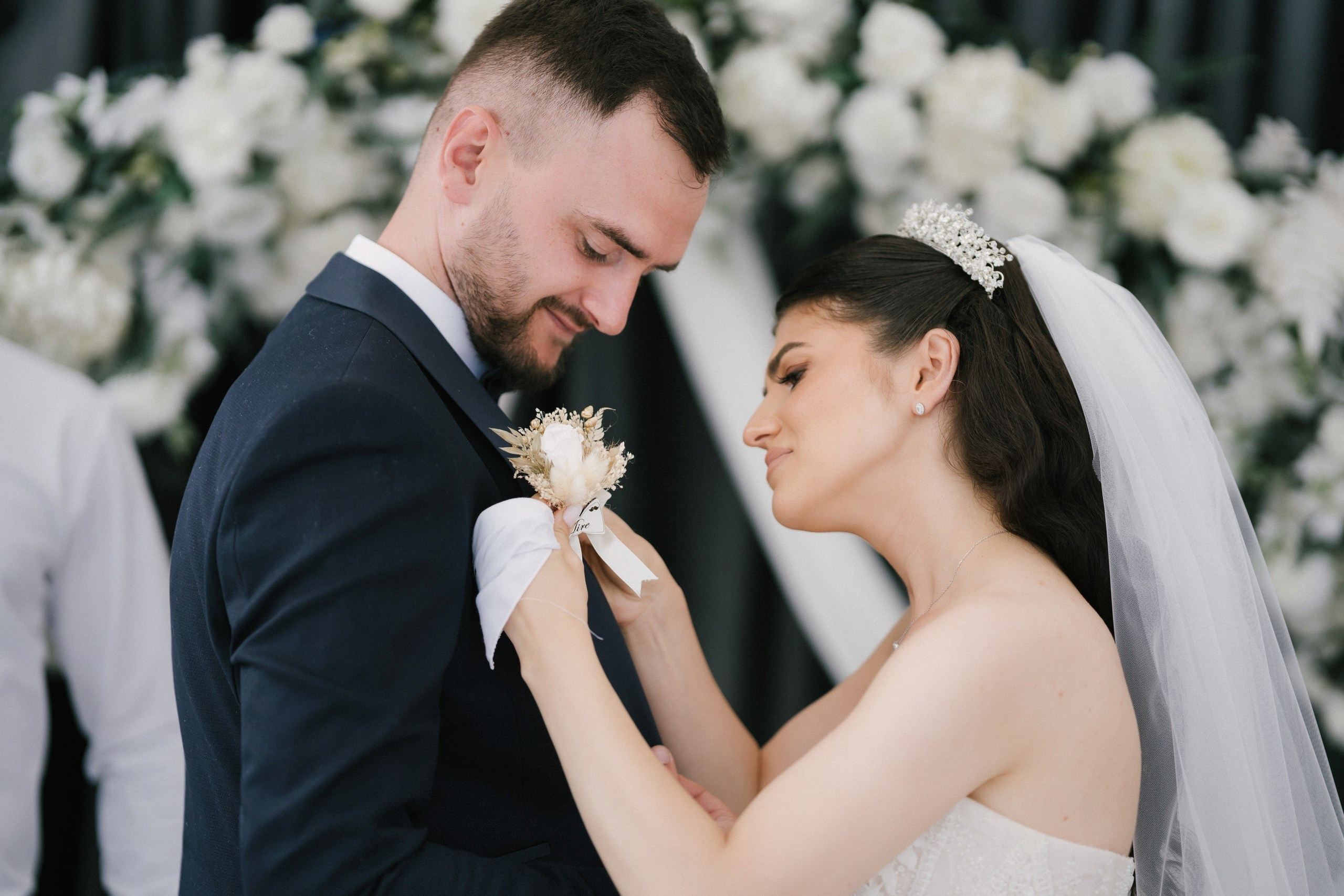 1. Mireasa Adriana în timpul pregătirilor de nuntă în Tudora Botoșani2. Costumul mirelui Ionuț fotografiat artistic în ziua nunții3. Prietenii mirelui la tradițiile de nuntă în Tudora4. Bărbieritul mirelui în cadrul obiceiurilor tradiționale de nuntă5. Fotografii de familie la biserică în ziua nunții6. Portret de familie cu mirii și copilul lor la nunta din Botoșani7. Primul dans al mirilor la Mariage Dor Baisa Botoșani8. Decor elegant de nuntă la Mariage Dor Baisa9. Emoții și tradiții la nunta din Tudora județul Botoșani10. Fotograf profesionist de nuntă în Botoșani surprinzând momente autentice - otograf-nunta-botosanifotograf-evenimente-botosanifotograf-profesionist-botosanifotograf-nunta-tudoranunta-tudora-botosanisedinta-foto-nunta-botosanipoze-nunta-botosanifotografii-nunta-tudorafotograf-cununie-religioasa-botosanibiserica-sfintii-imparati-constantin-si-elena-tudoramariage-dor-baisa-botosanirestaurant-nunta-botosanidansul-mirilor-mariage-dorpregatiri-mire-botosanipregatiri-mireasa-botosanitraditii-nunta-moldovaobiceiuri-nunta-tudorafotograf-familie-nunta-botosaniportret-miri-botosanigalerie-foto-nunta-botosanialbum-foto-nunta-botosaninunta-eleganta-botosaninunta-cu-traditii-botosanifotograf-premium-nunta-botosaniservicii-foto-video-botosanipoveste-de-nunta-botosanifotograf-documentar-nuntafotograf-natural-emotionalmiri-ionut-si-adriananunta-autentica-tudora -otograf-nunta-botosanifotograf-nunta-tudoranunta-tudora-botosanifotograf-evenimente-botosanifotograf-profesionist-botosaniservicii-foto-video-botosanigalerie-foto-nunta-botosanialbum-foto-nunta-botosani - nunta-autentica-botosaninunta-cu-traditii-botosanipoveste-de-nunta-botosanifotografii-emotionante-nuntamomente-autentice-nuntafotografie-documentara-nuntafotograf-natural-nunta- pregatiri-miri-tudorabiserica-tudora-botosanicununie-religioasa-tudoramariage-dor-baisa-botosanipetrecere-nunta-botosanivalsul-mirilor-botosani - alino-foto-studio-botosaniionut-si-adriana-nunta-tudorafotograf-alin-chirila-botosani
