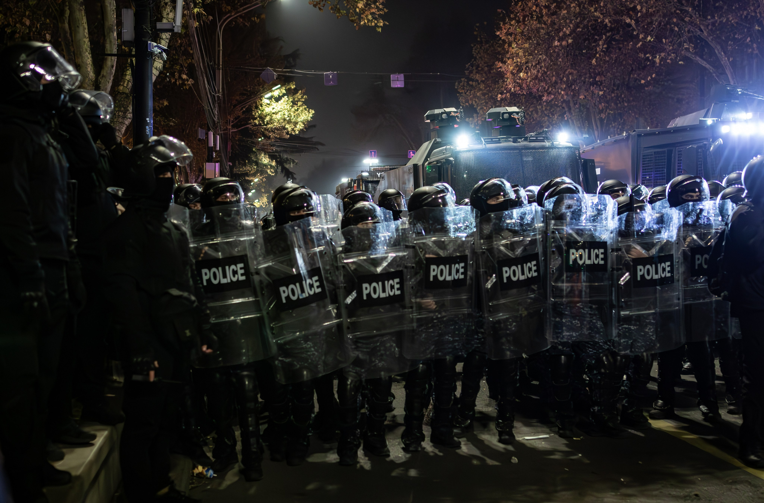 Les forces spéciales s'apprêtent à intervenir sur les manifestants.