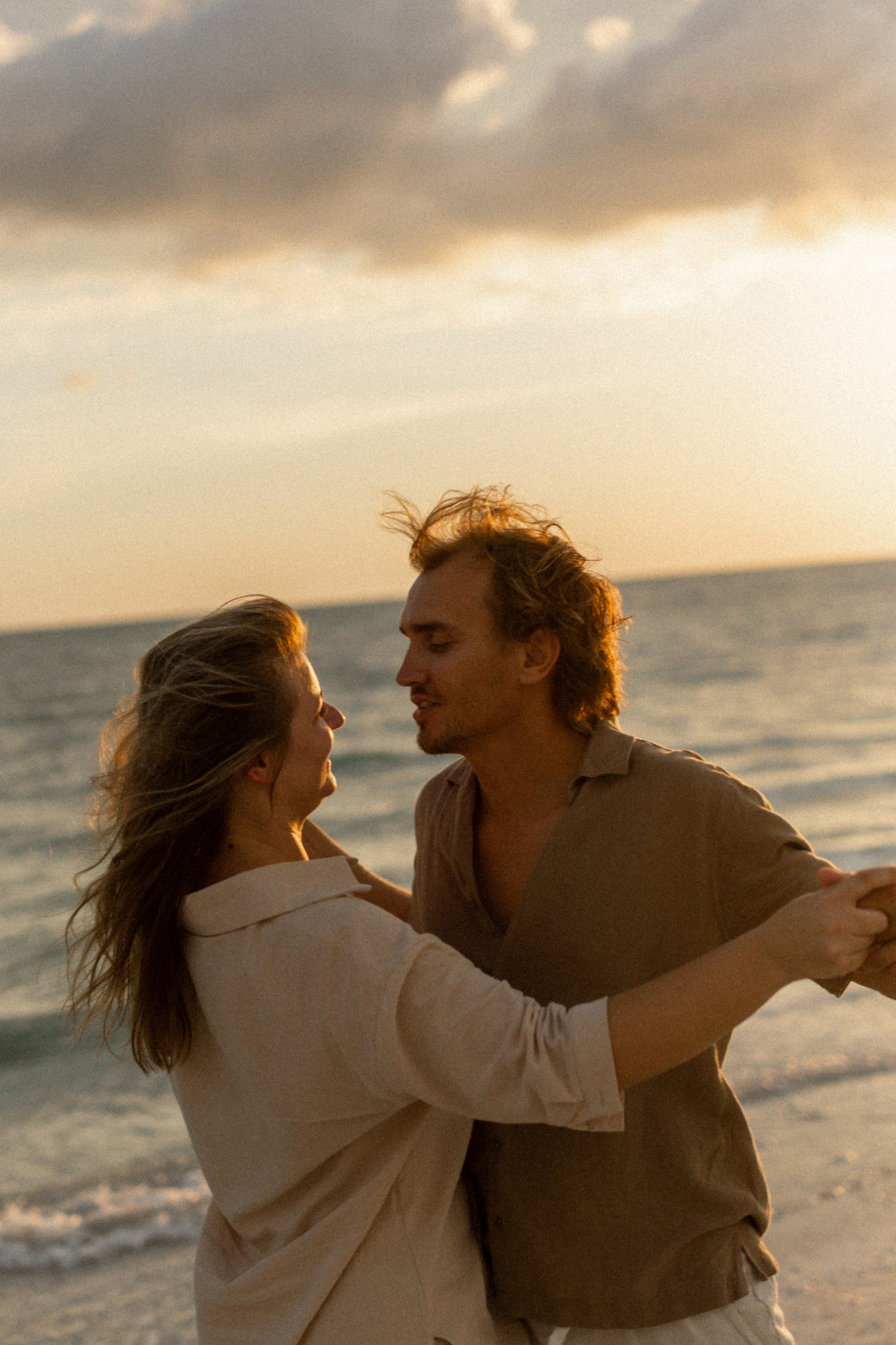Olya & Misha. Ocean. Photographer Vladmir Gladkov