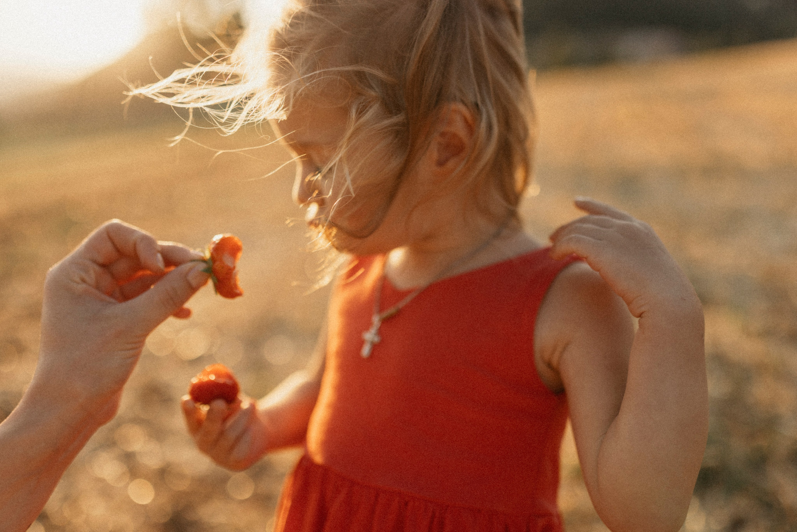 Zhenya and Maya. Polina Sobol — family & documentary photographer in Bern. Outdoor & urban photo sessions for families, kids and couples