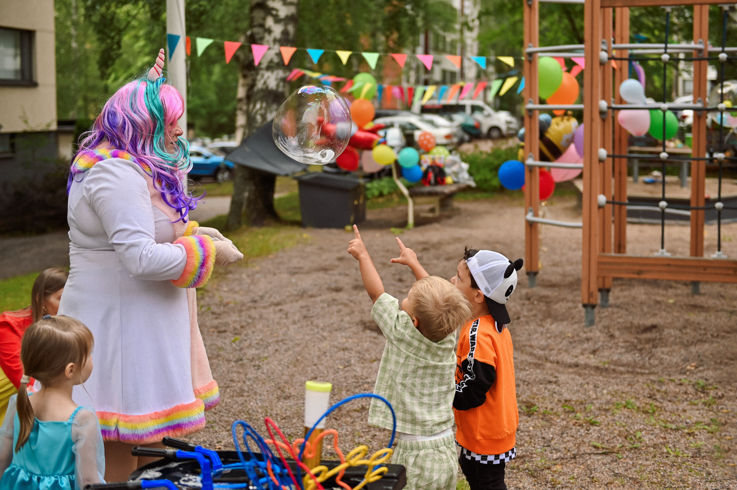 Праздник во дворе дома. Детский и семейный фотограф в финляндии дина пулкка. контент фотограф