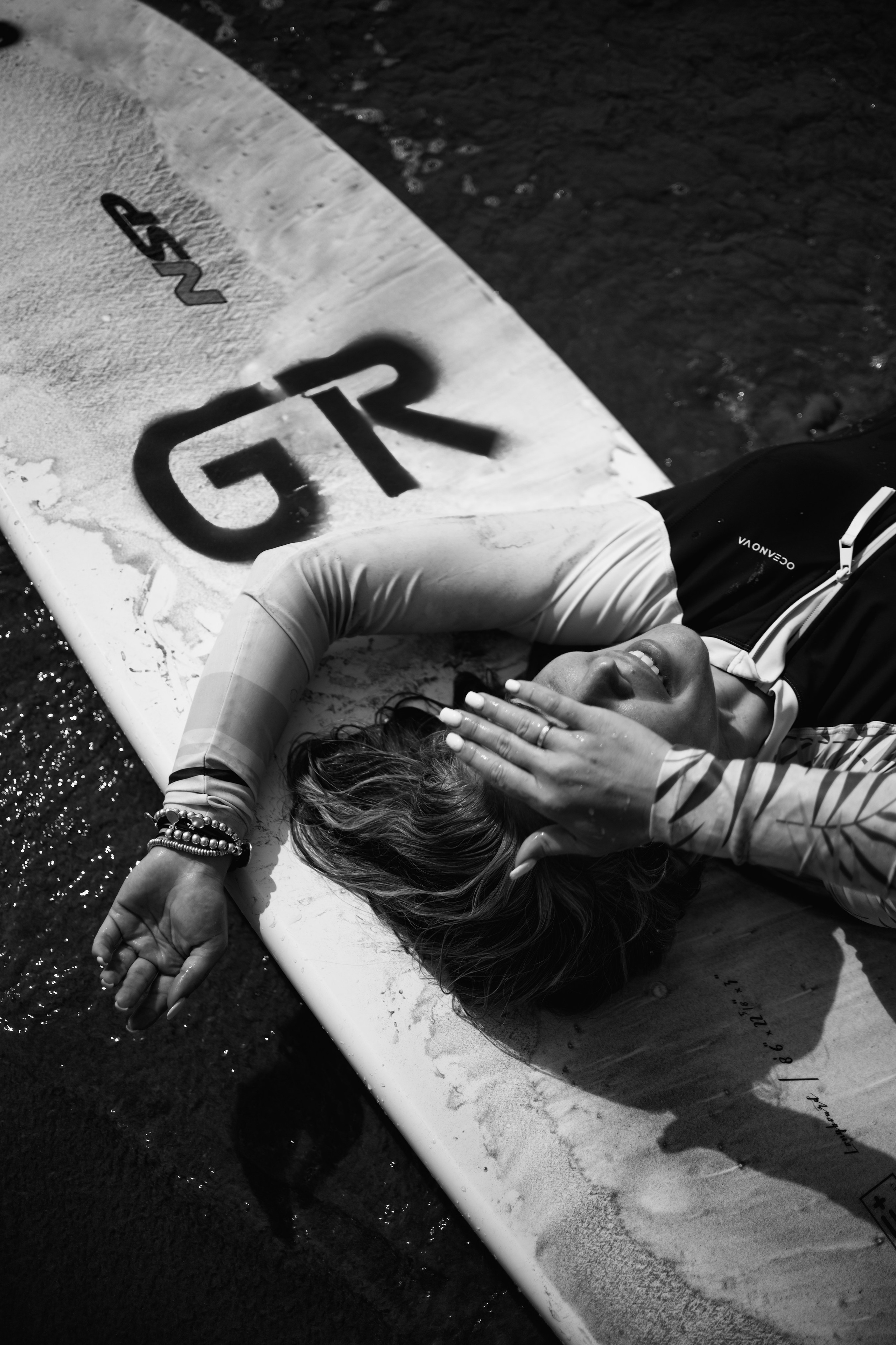 Photoshoot with a surfboard | BW
