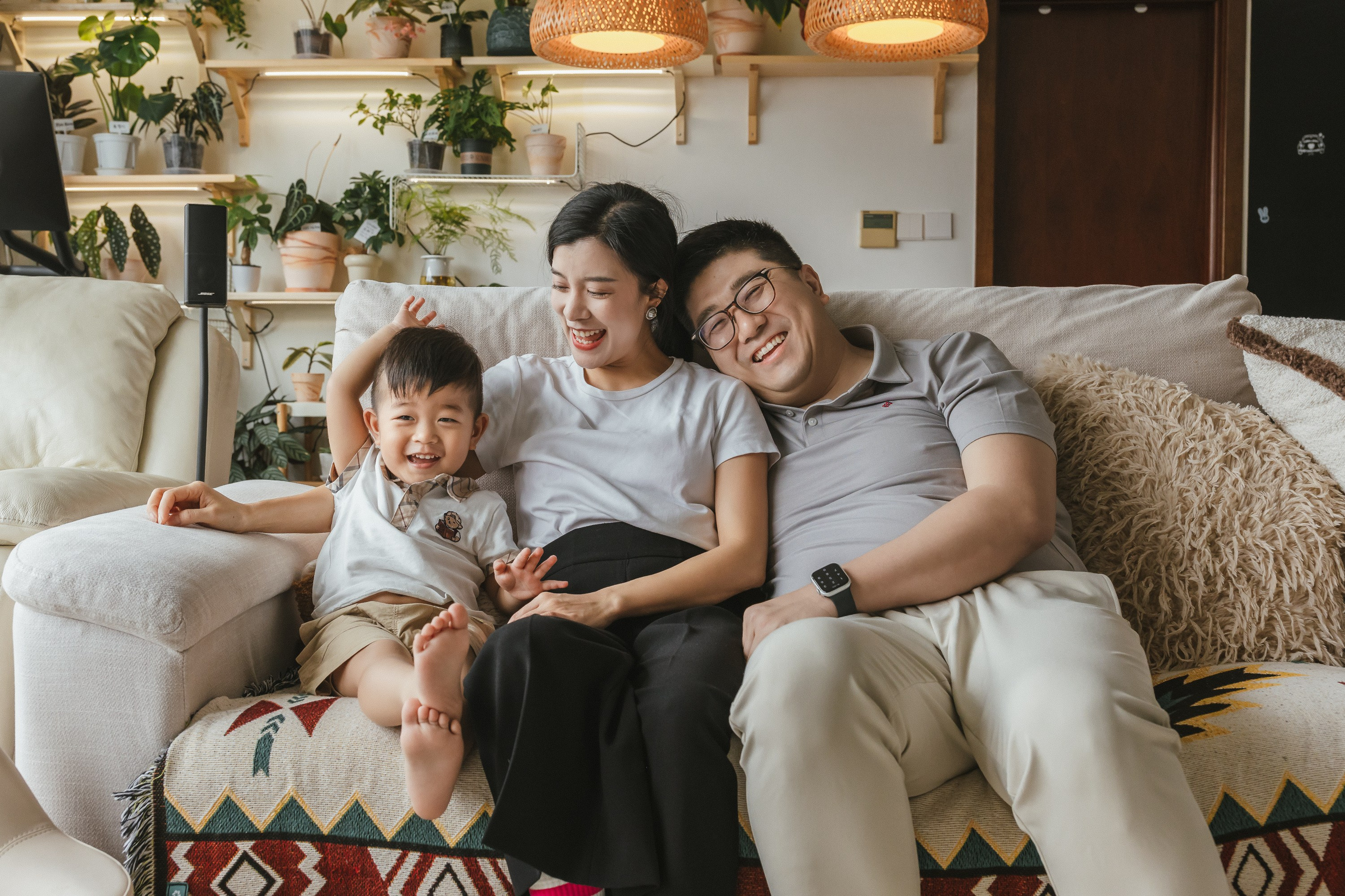 At my client's home in Shanghai, I took a family portrait of them, and everyone was smiling happily.