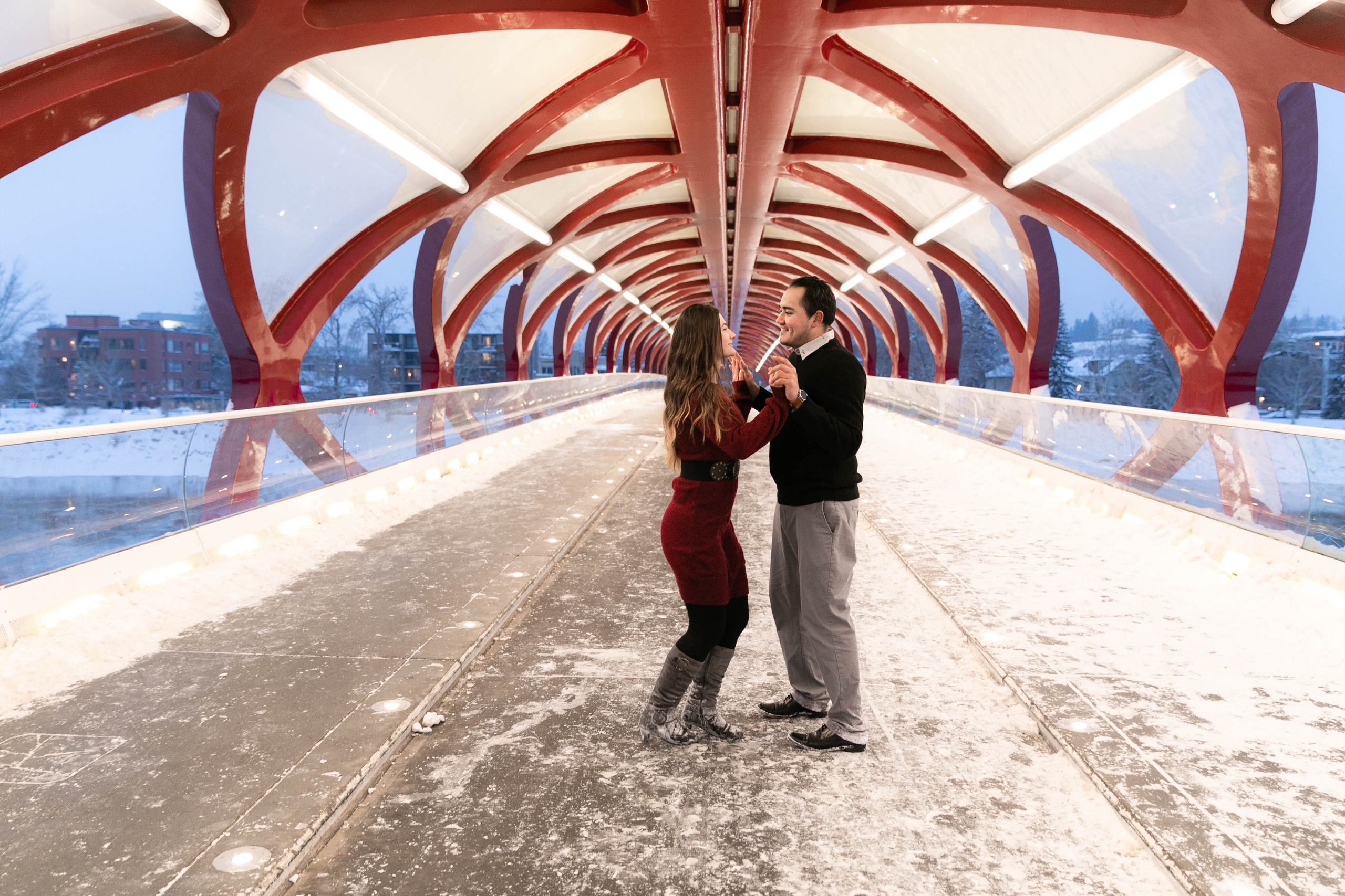 Iván & Andrada — Princes Island Engagement. Fotografía accesible en Calgary