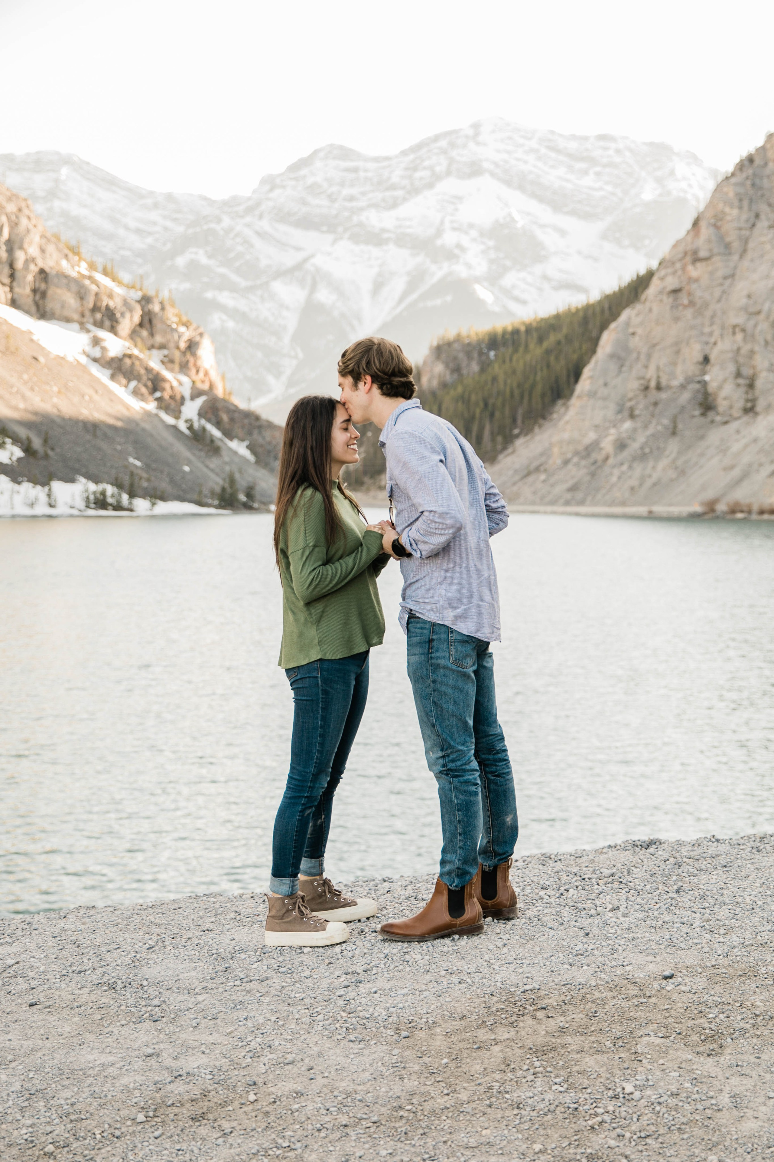 Mabel — Canmore Engagement. Fotografía accesible en Calgary