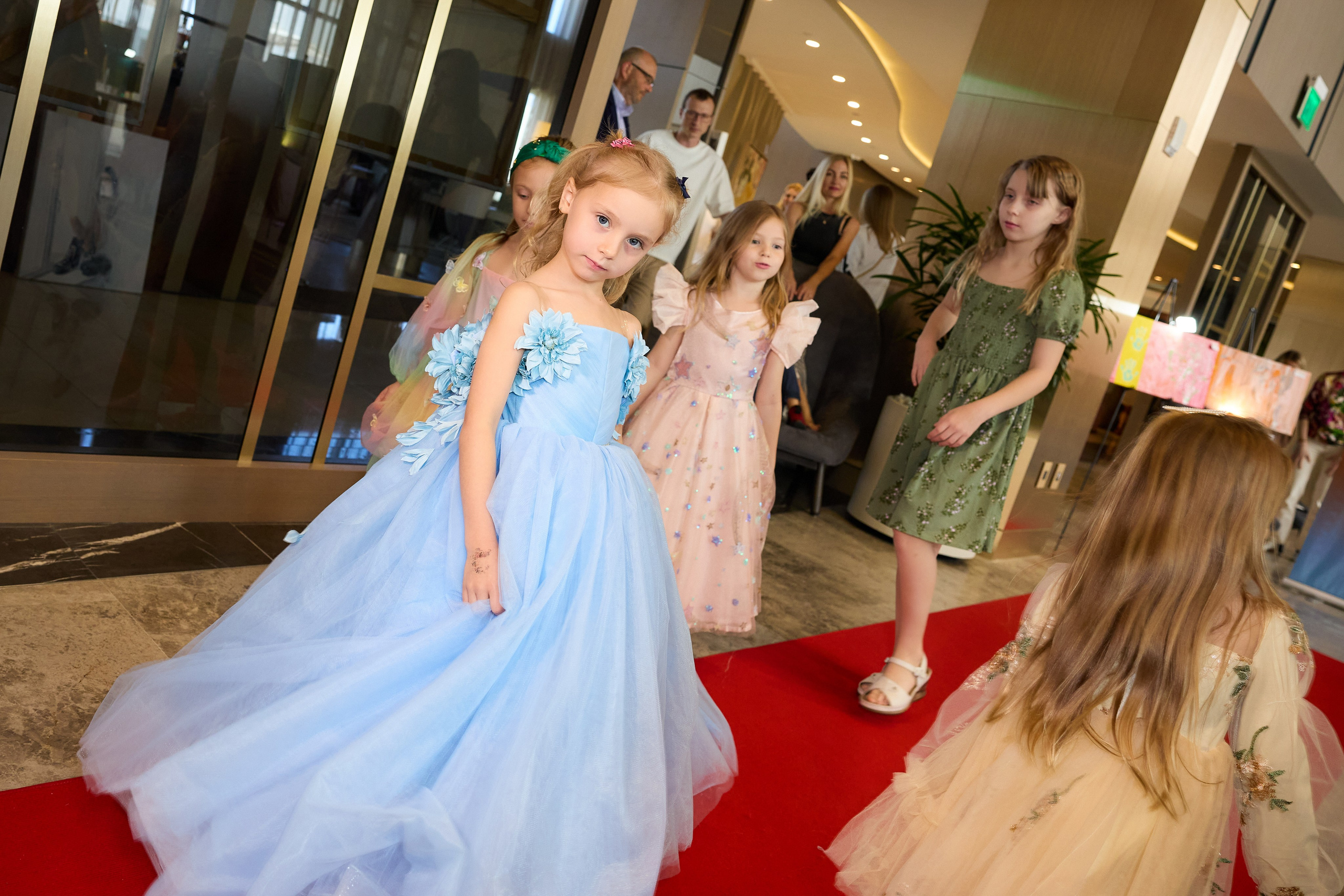 Авторская благотворительная художественная выставка Дианы Бортник. Фотограф Юлия Маковеева