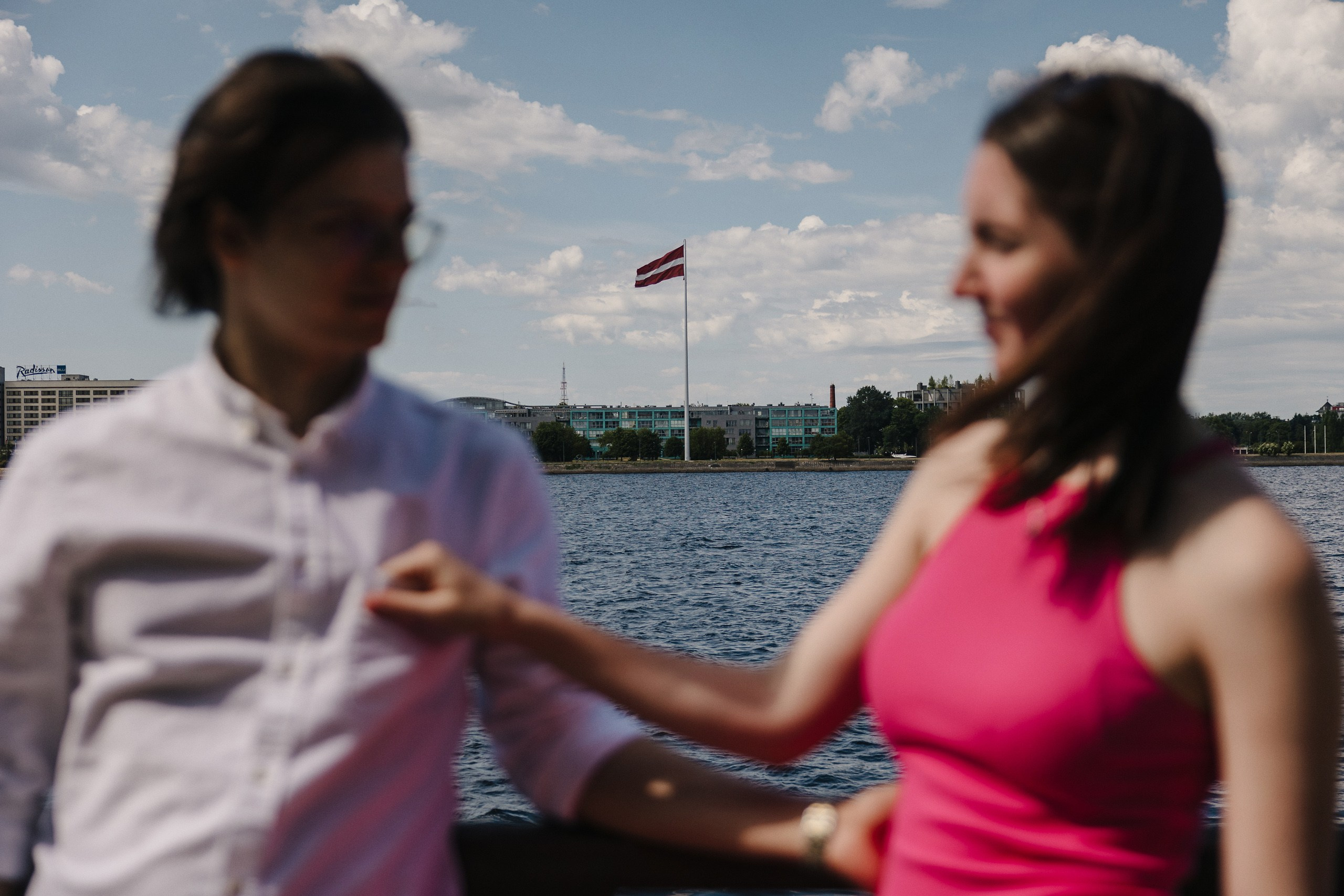 Летняя фотосессия лавстори в Вецриге, Латвия. Евгений Тимофеев | Свадебный и контент-фотограф и видеограф в Риге