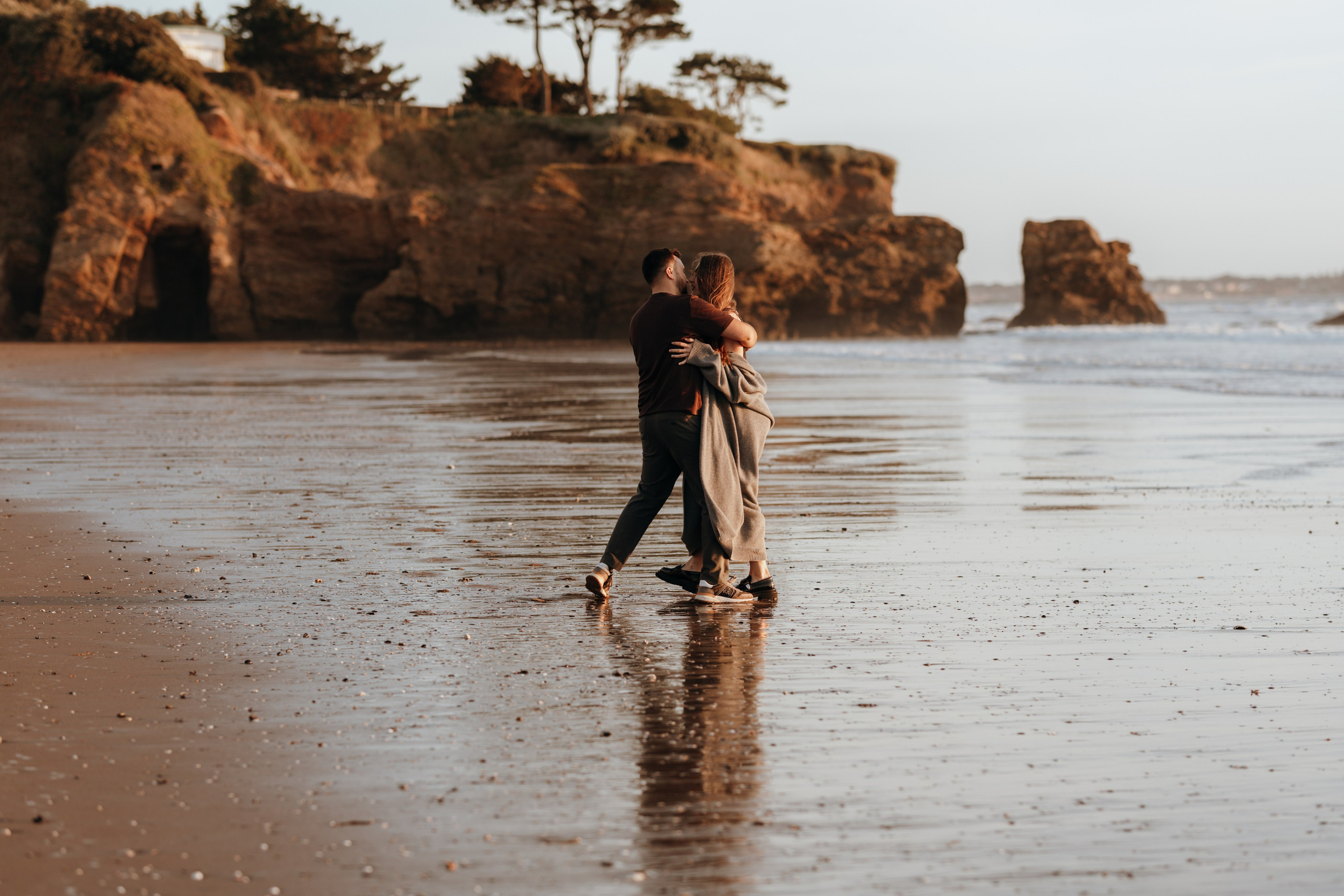 Sunset maternity photoshoot. Annah Louwagie — Lifestyle photographer for couples, families & brands | France & worldwide