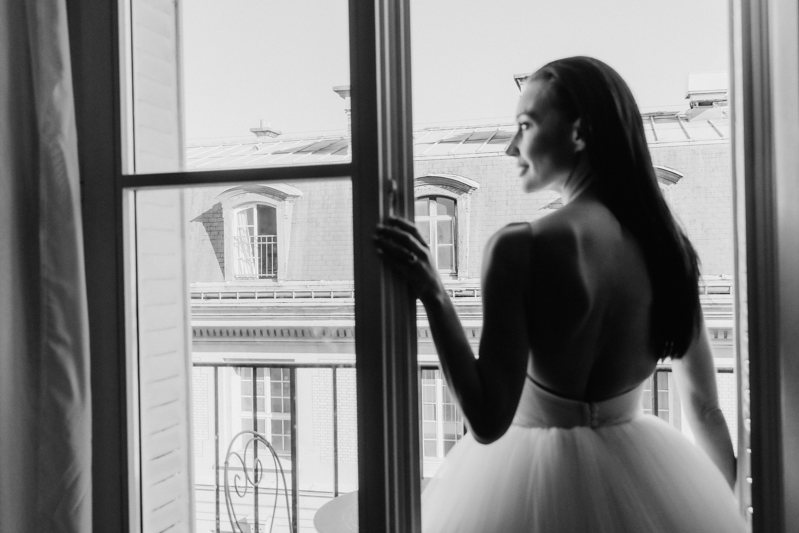 Suzi & Alex | Paris Wedding with a Vintage Car. Paris Wedding Photographer