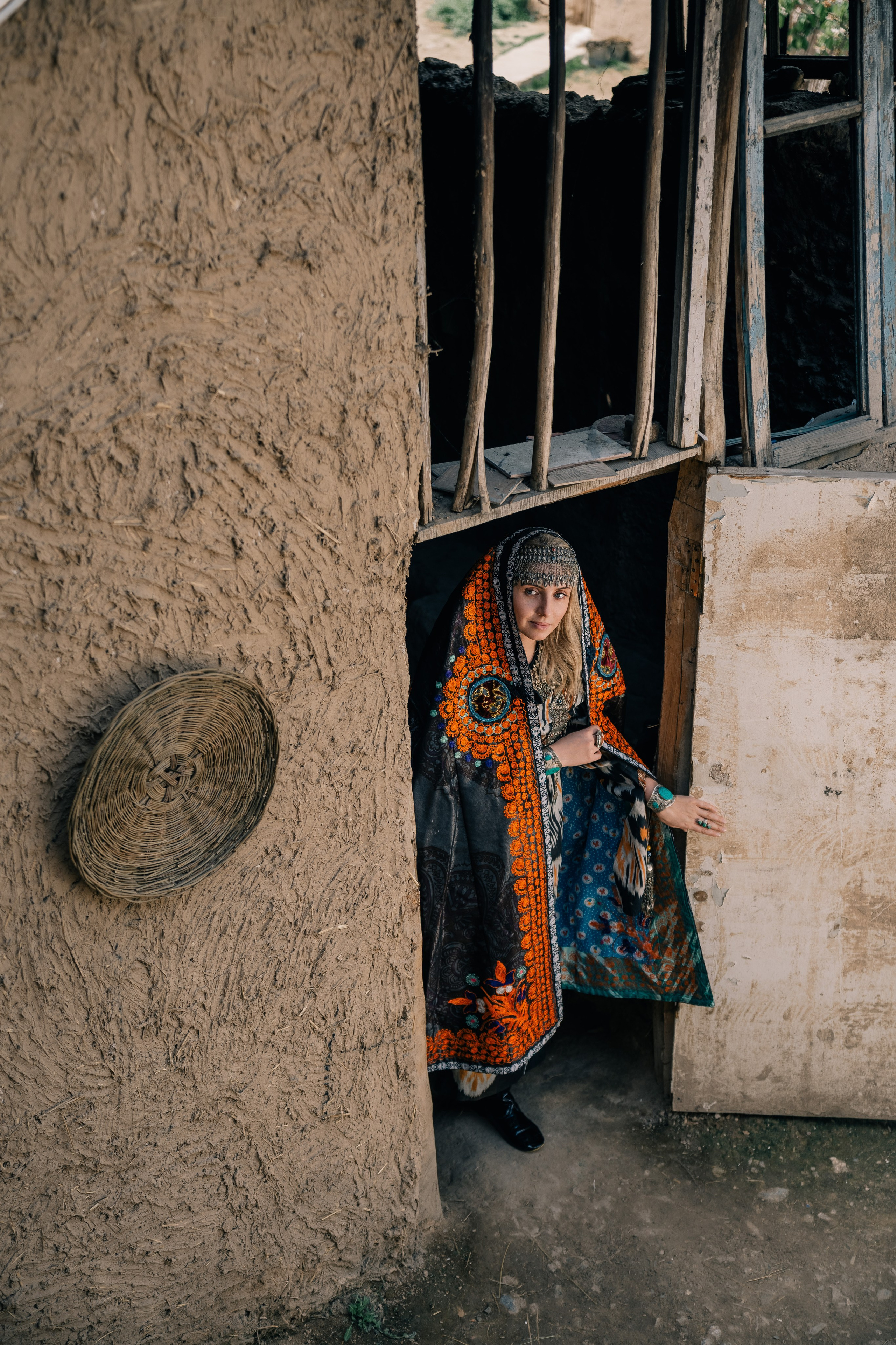 Портрет пары на фоне гор Самарканда, узбекская традиция.