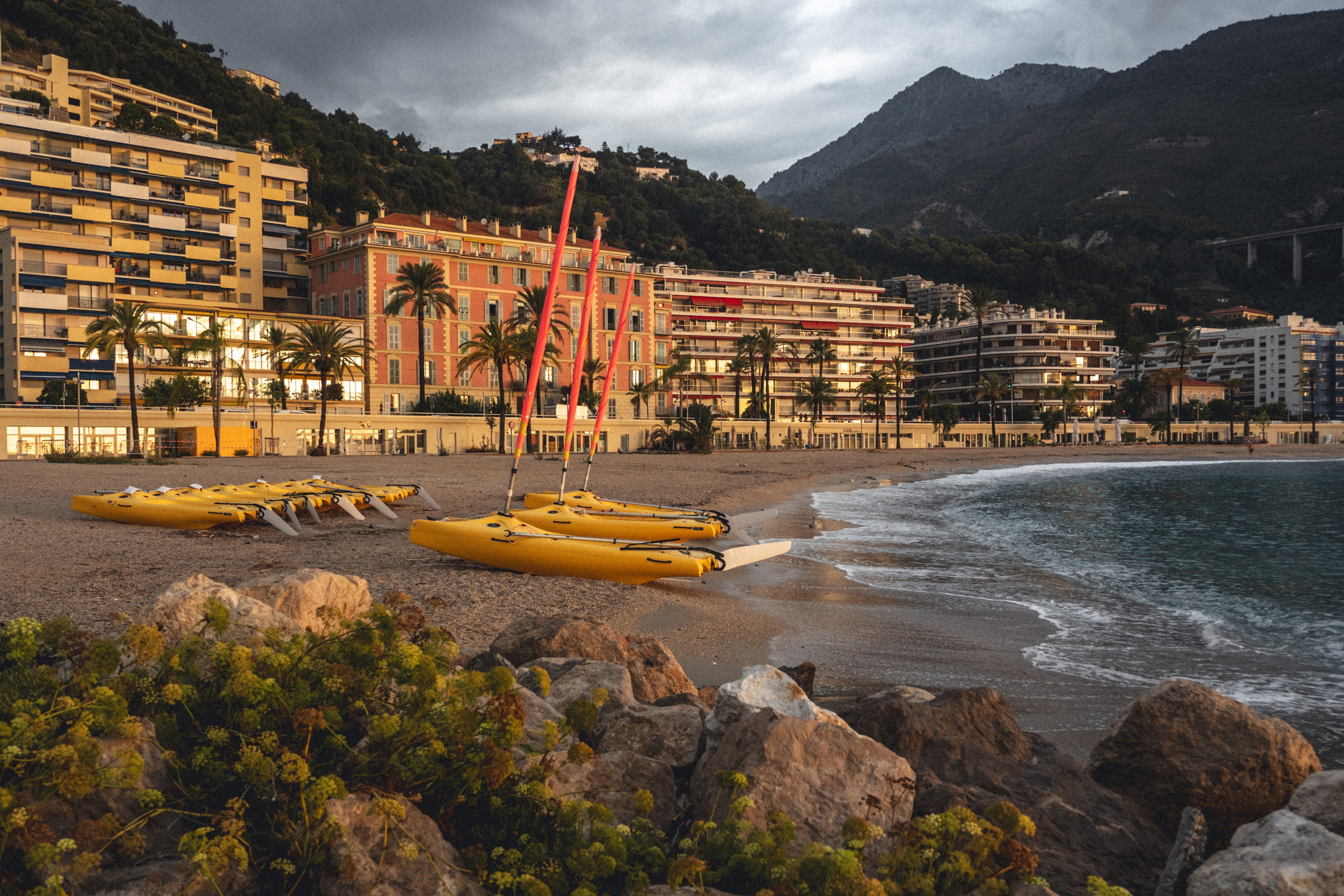 Ментон рассвет, пляж Ментон, Французская Ривьера фото, море Франция, утро на пляже Ментон Франция, Французская Ривьера достопримечательности, рассвет в Ментоне, старый город Ментон, отдых на юге Франции