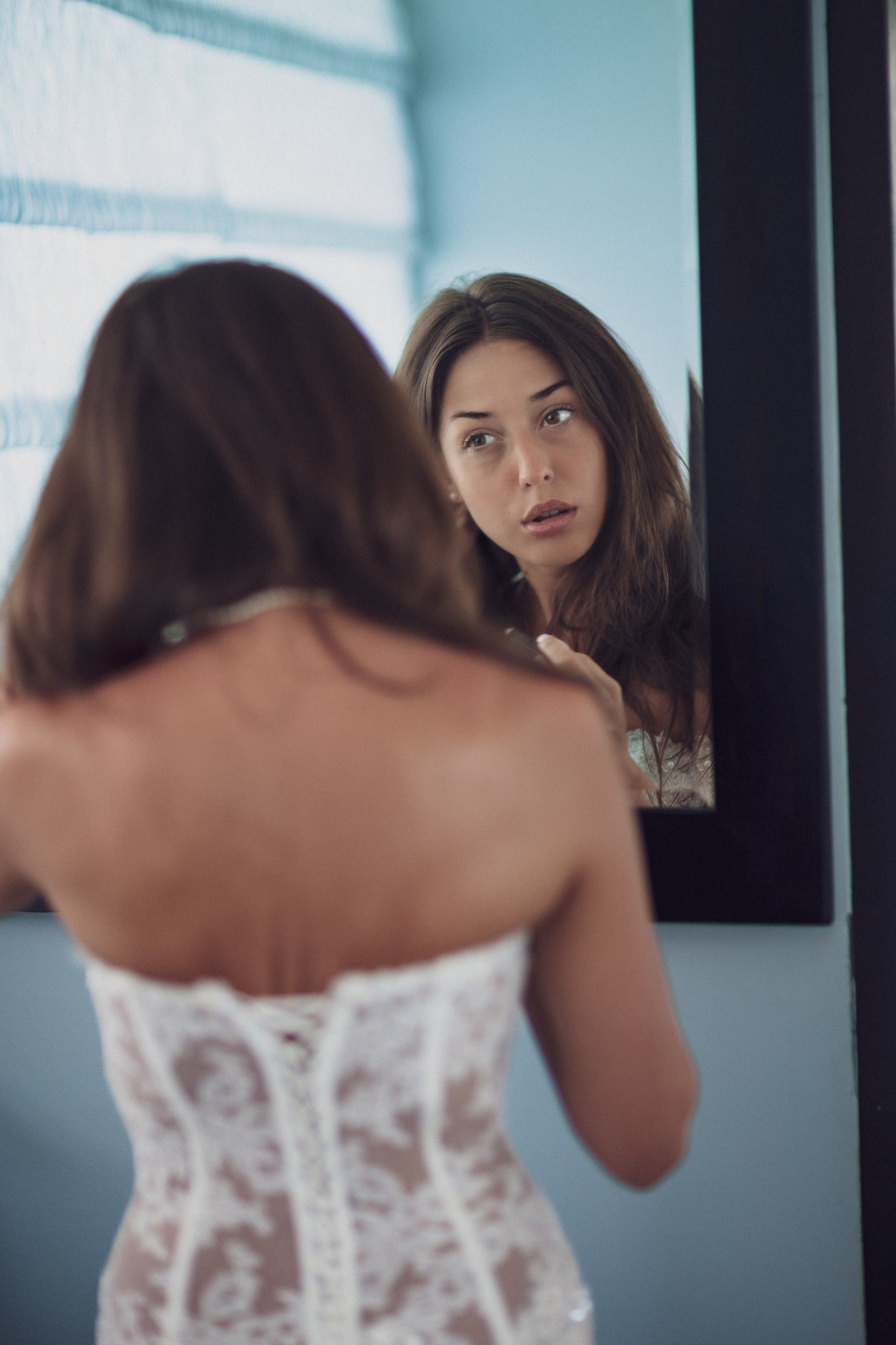 Фотограф в Ирландии Дублин Медовый месяц подготовка девушка утро отражение зеркало