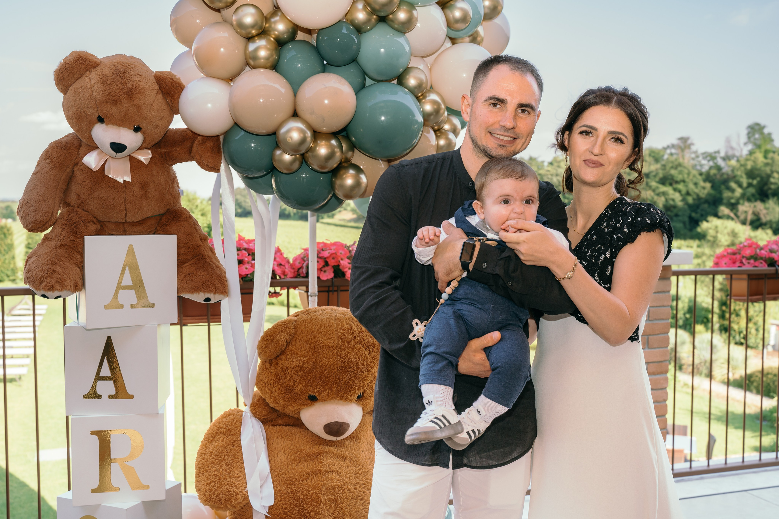 Ritratti di famiglia in esterno nel giardino di Corte Vittoria dopo il battesimo