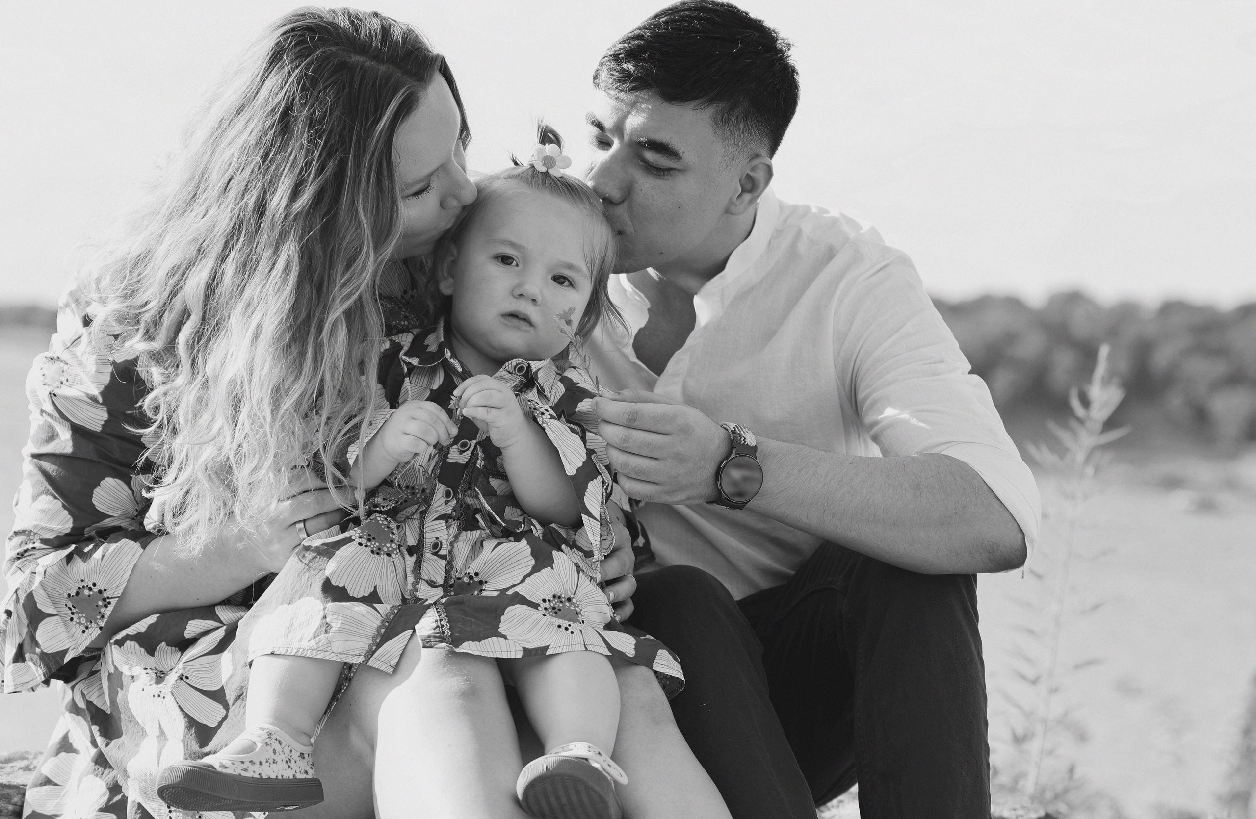 Baby Family Photoshoot – Outdoor Family Photography with Infant or Toddler. Lana Petrychenko — Portrait & Family Photographer. Valencia, Spain