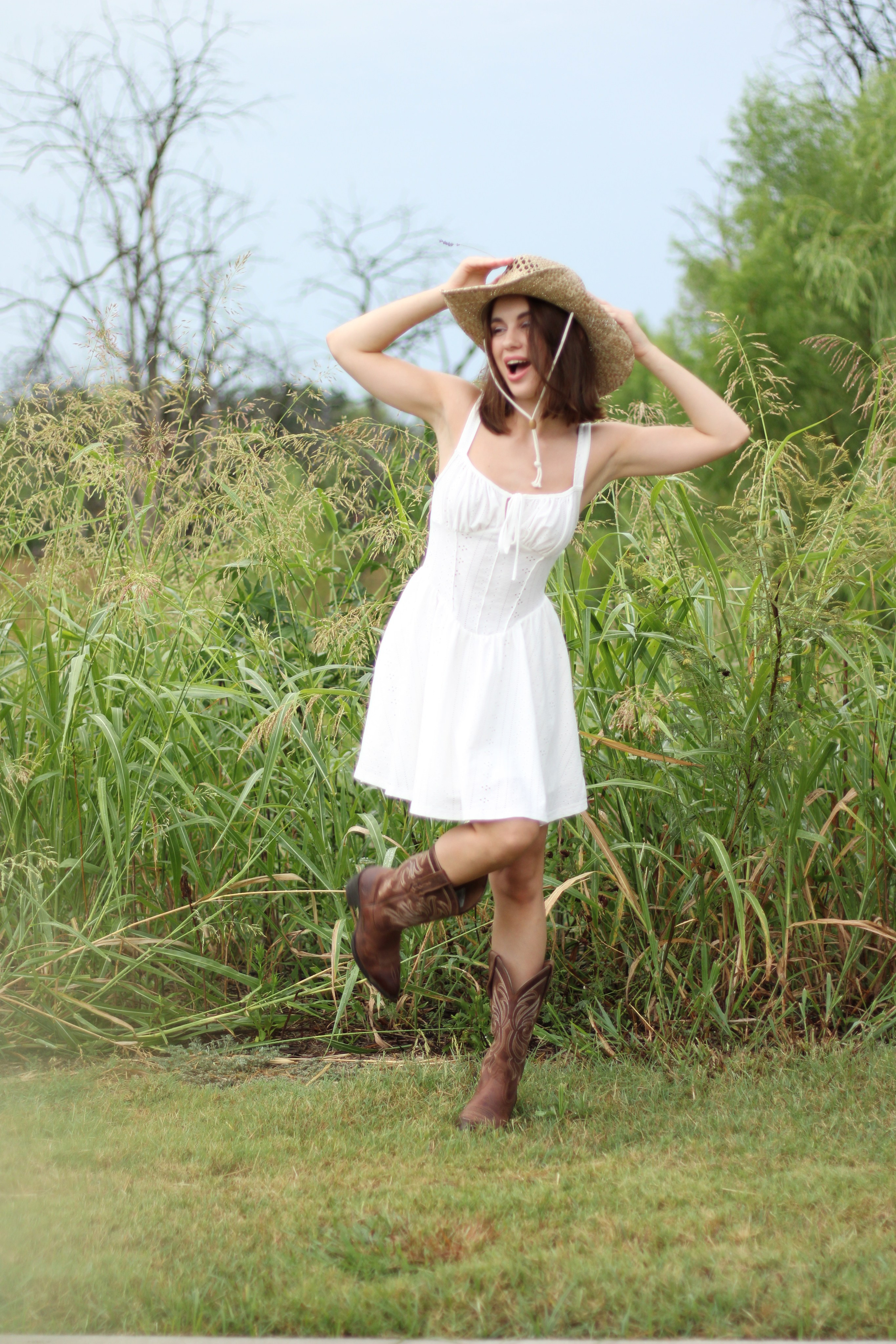 Countryside cowgirl-style portrait photoshoot. Lana Petrychenko — Portrait & Family Photographer. Valencia, Spain