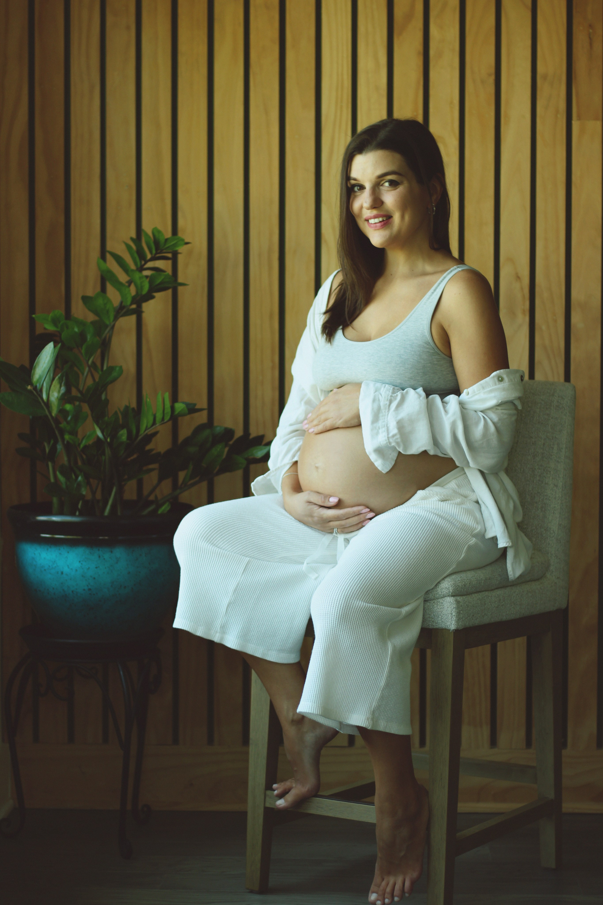 Maternity, Family & Pregnancy Photoshoot at Home. Lana Petrychenko — Portrait & Family Photographer. Valencia, Spain