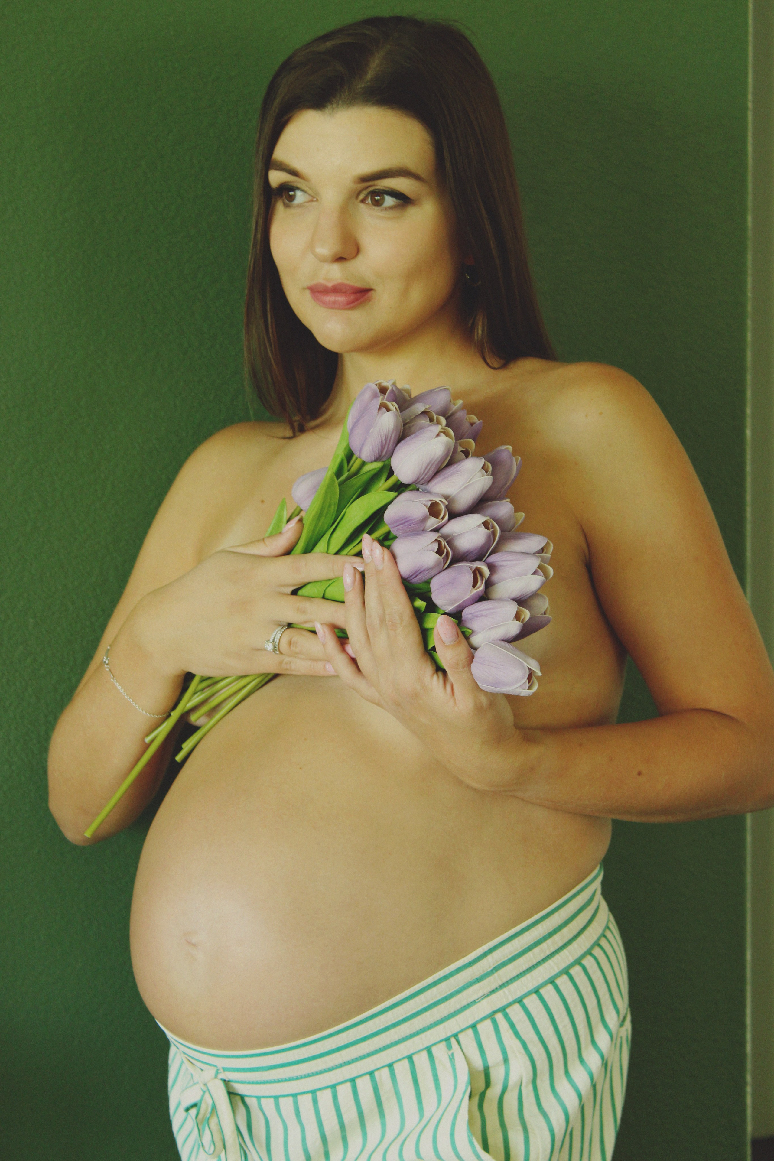 Maternity, Family & Pregnancy Photoshoot at Home. Lana Petrychenko — Portrait & Family Photographer. Valencia, Spain