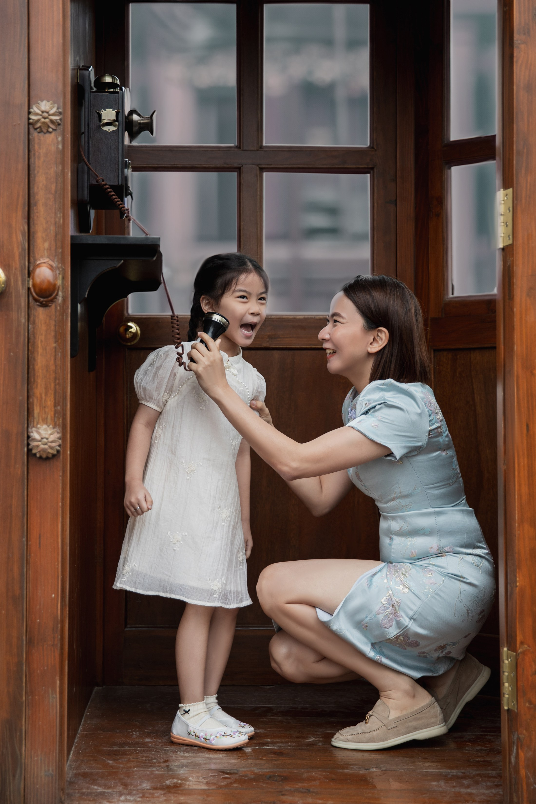 Shanghai 1930s retro photo shoot at Shanghai photo studio. Family photo shoot in Chinese retro style. 