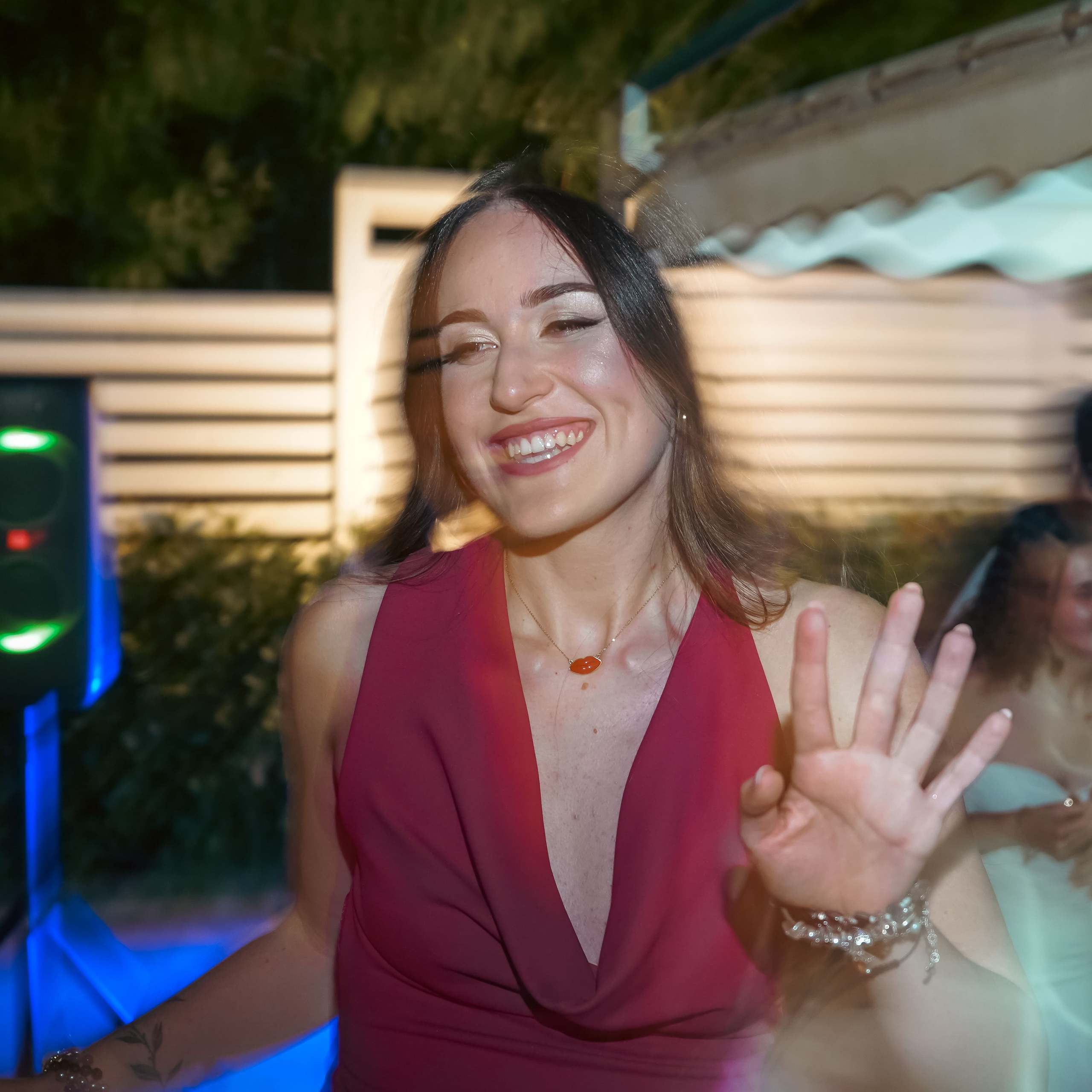 Fotografo eventi Napoli Matrimoni una ragazza sorridente che si diverte sulla pista da ballo 