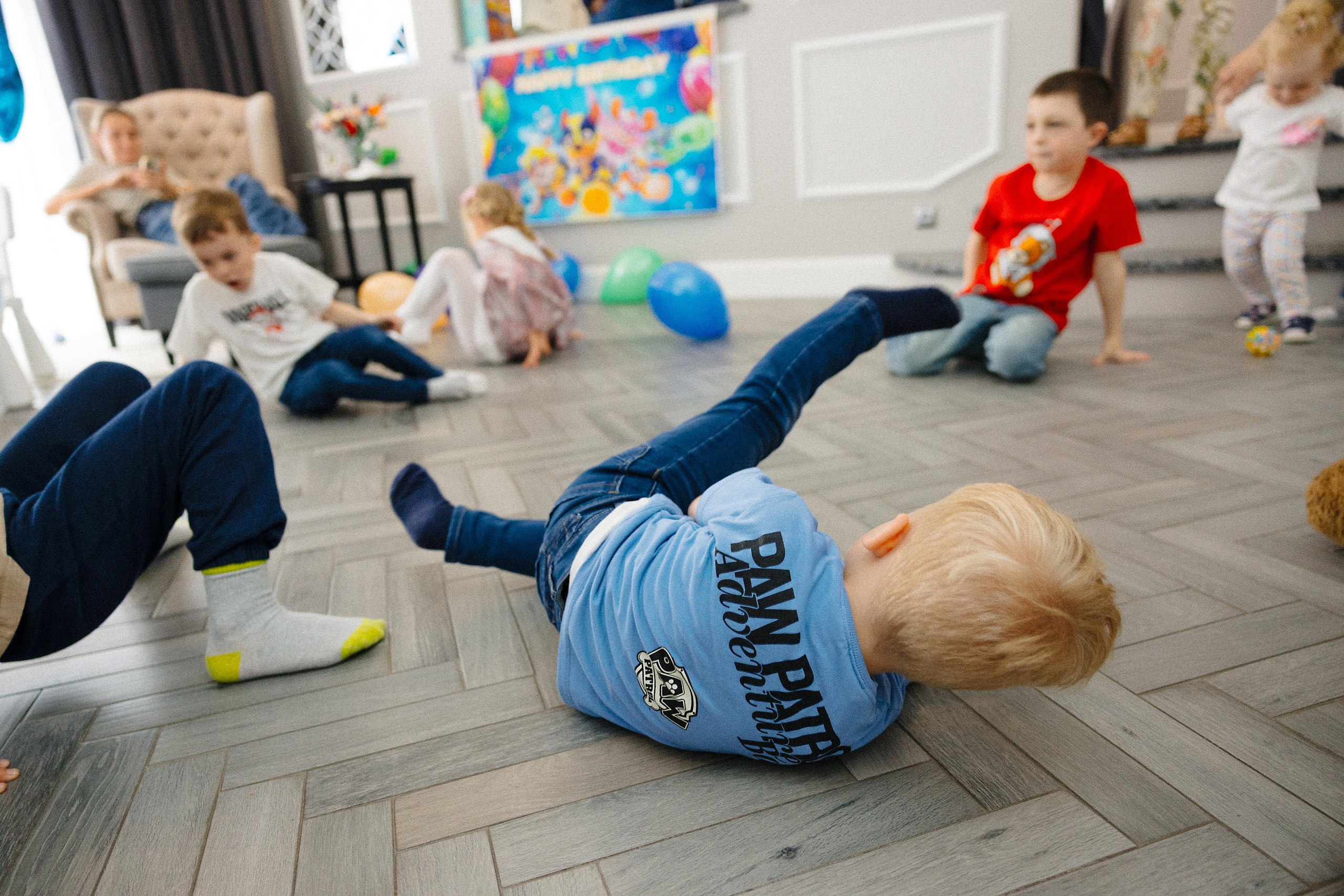 Фотосъёмка детского дня рождения с аниматором и фольгированной дискотекой в Риге. Евгений Тимофеев | Свадебный и контент-фотограф и видеограф в Риге