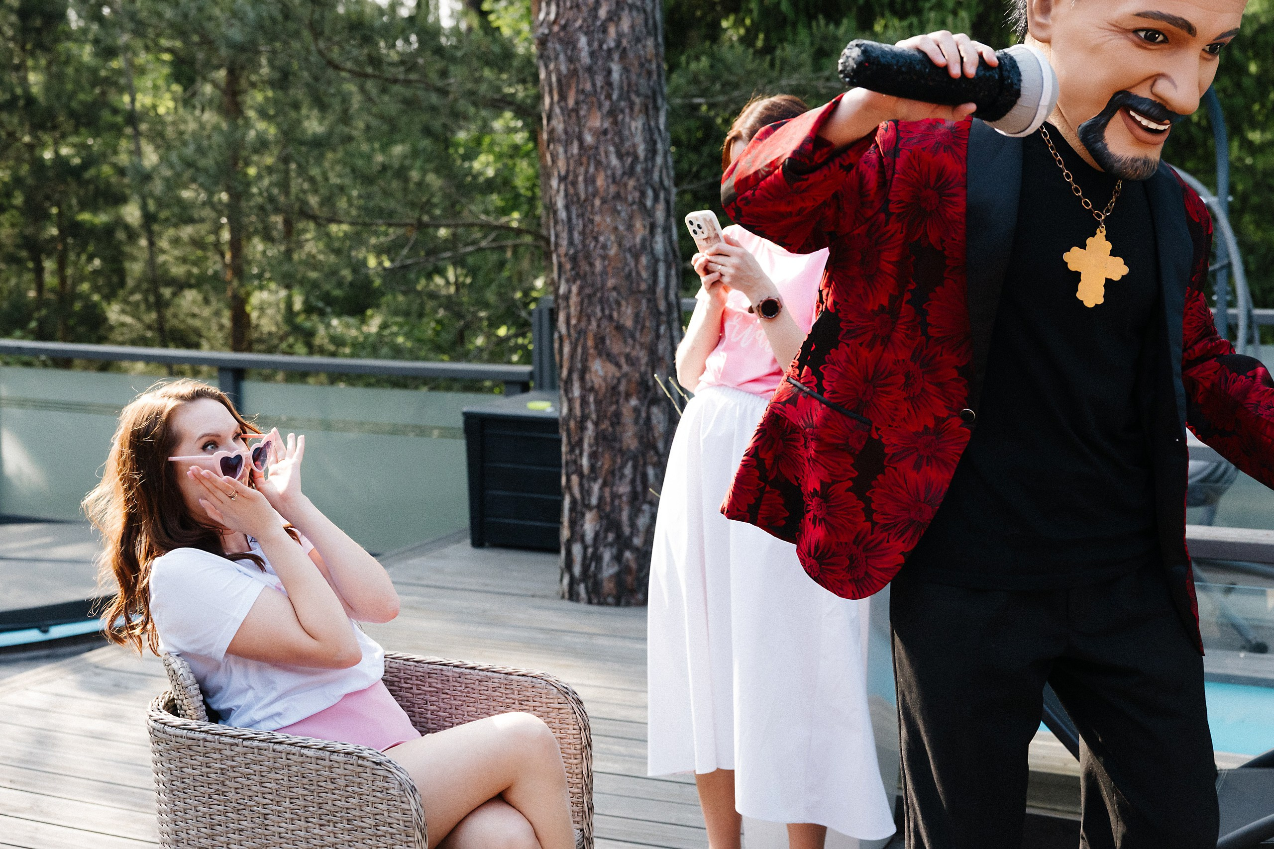 Яркая фотосессия девичника в Риге: розовые наряды и очки в форме сердца. Евгений Тимофеев | Свадебный и контент-фотограф и видеограф в Риге