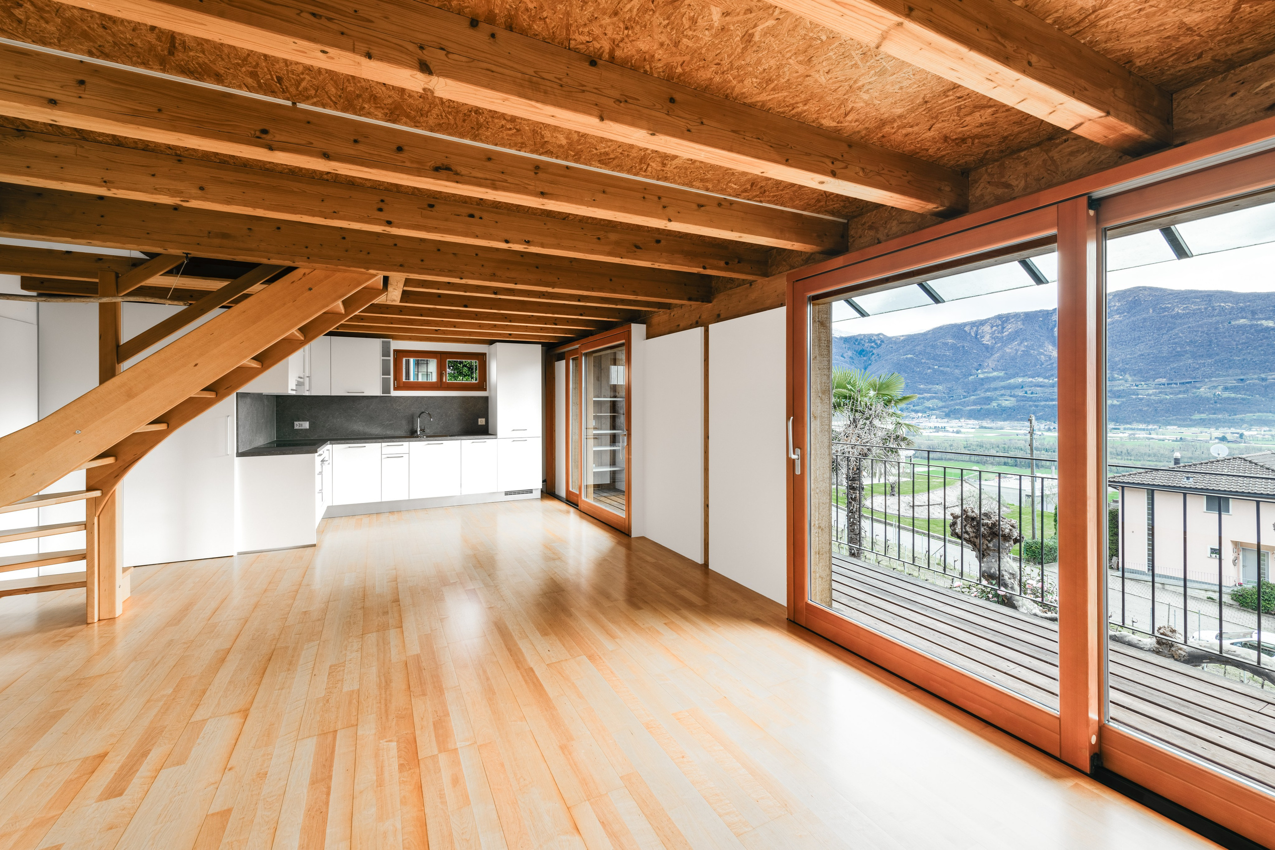 Haus, CUGNASCO, TICINO. Hallo! Ich bin Elena und arbeite als Immobilienfotografin