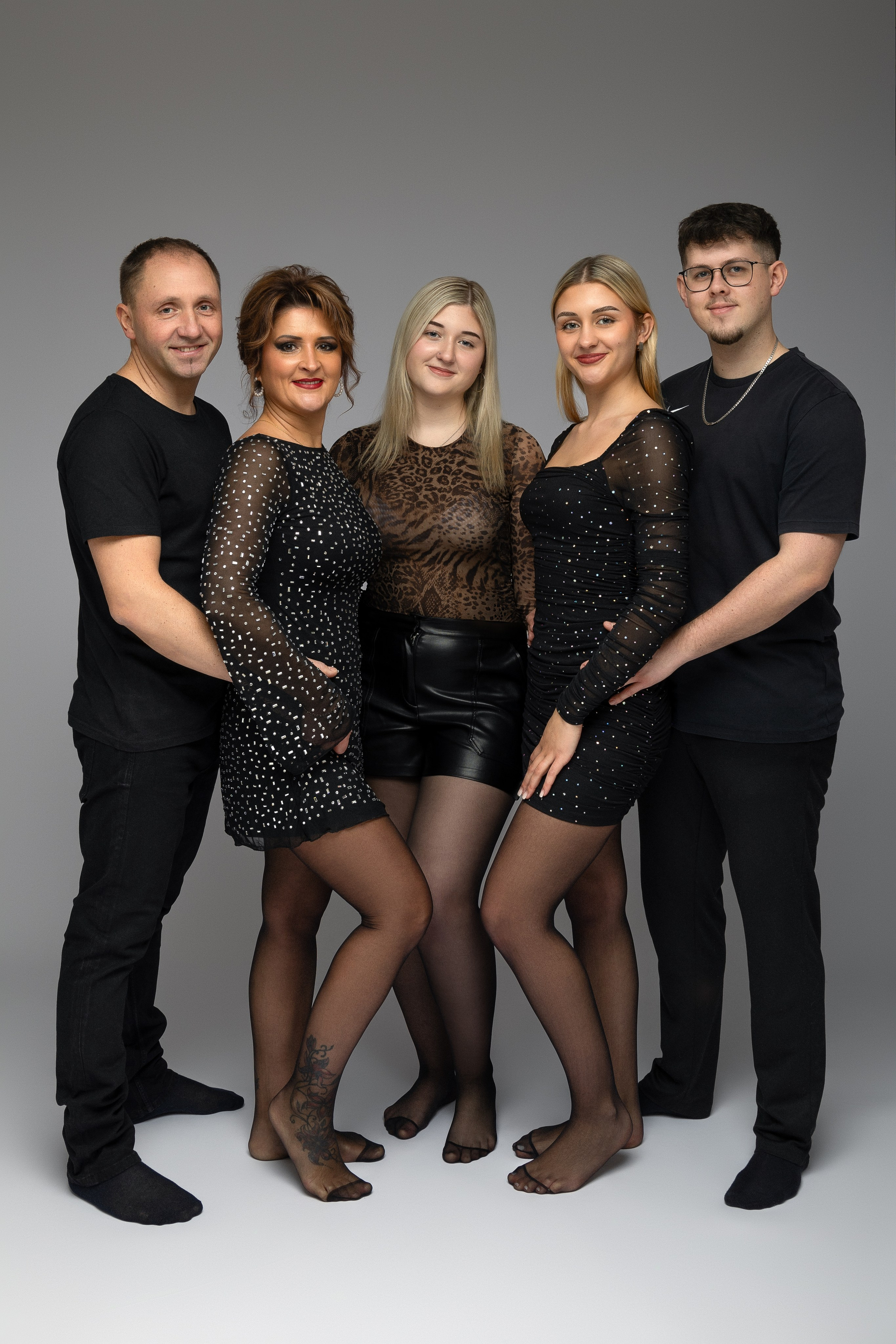 Professionelles Familienfoto im Studio mit neutralem weißem Hintergrund