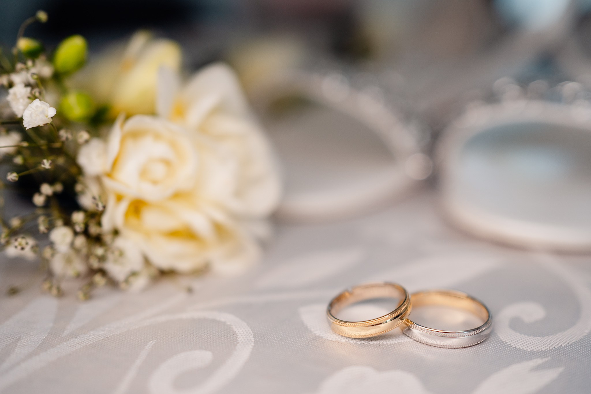 Moment emoționant între miri în ziua nunții, surprins într-un cadru natural și romantic, la Grădina Lahovari. Fotografie de nuntă profesională, editată artistic pentru a evidenția emoția și eleganța evenimentului.