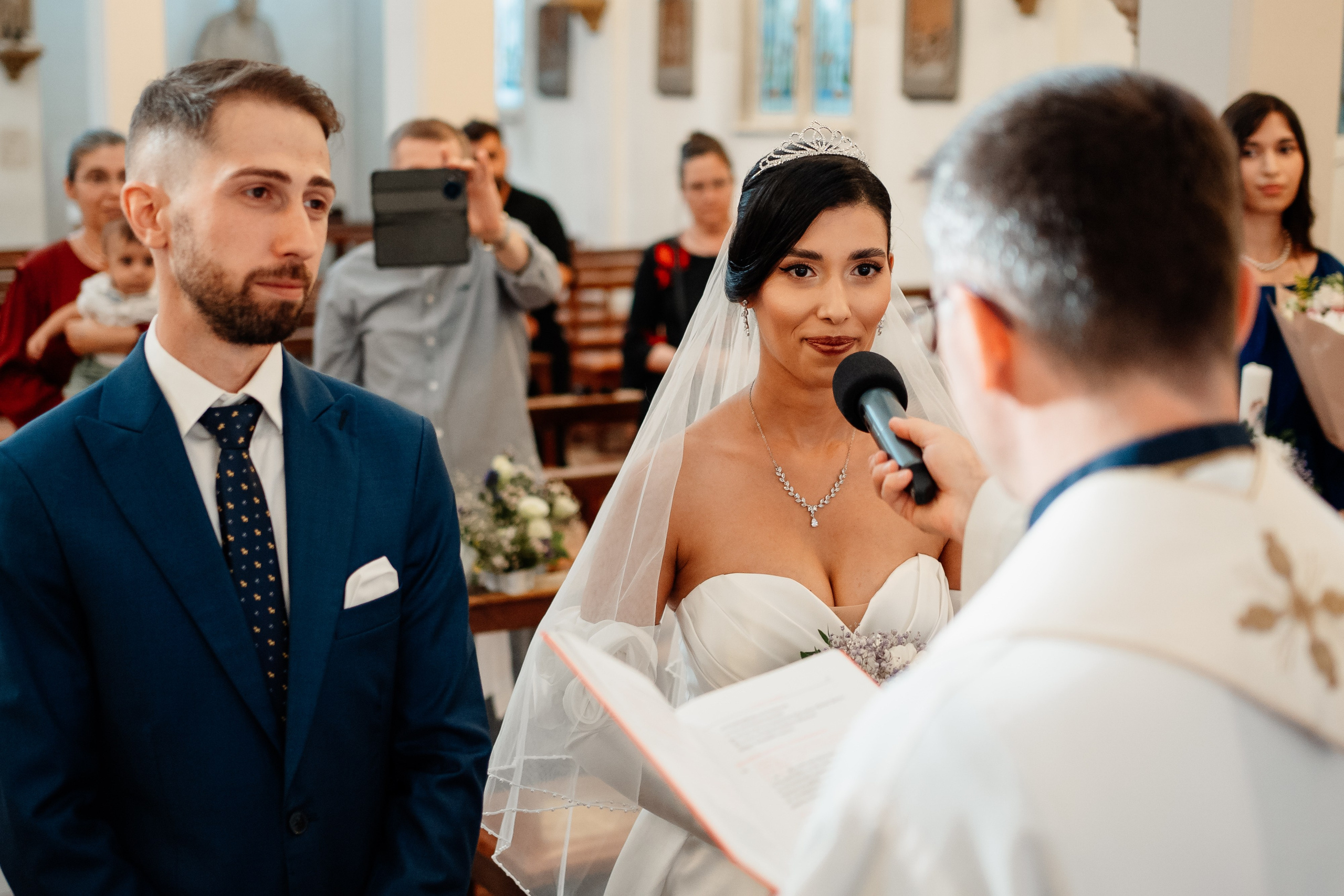 Moment emoționant între miri în ziua nunții, surprins într-un cadru natural și romantic, in Bucuresti. Fotografie de nuntă profesională, editată artistic pentru a evidenția emoția și eleganța evenimentului.