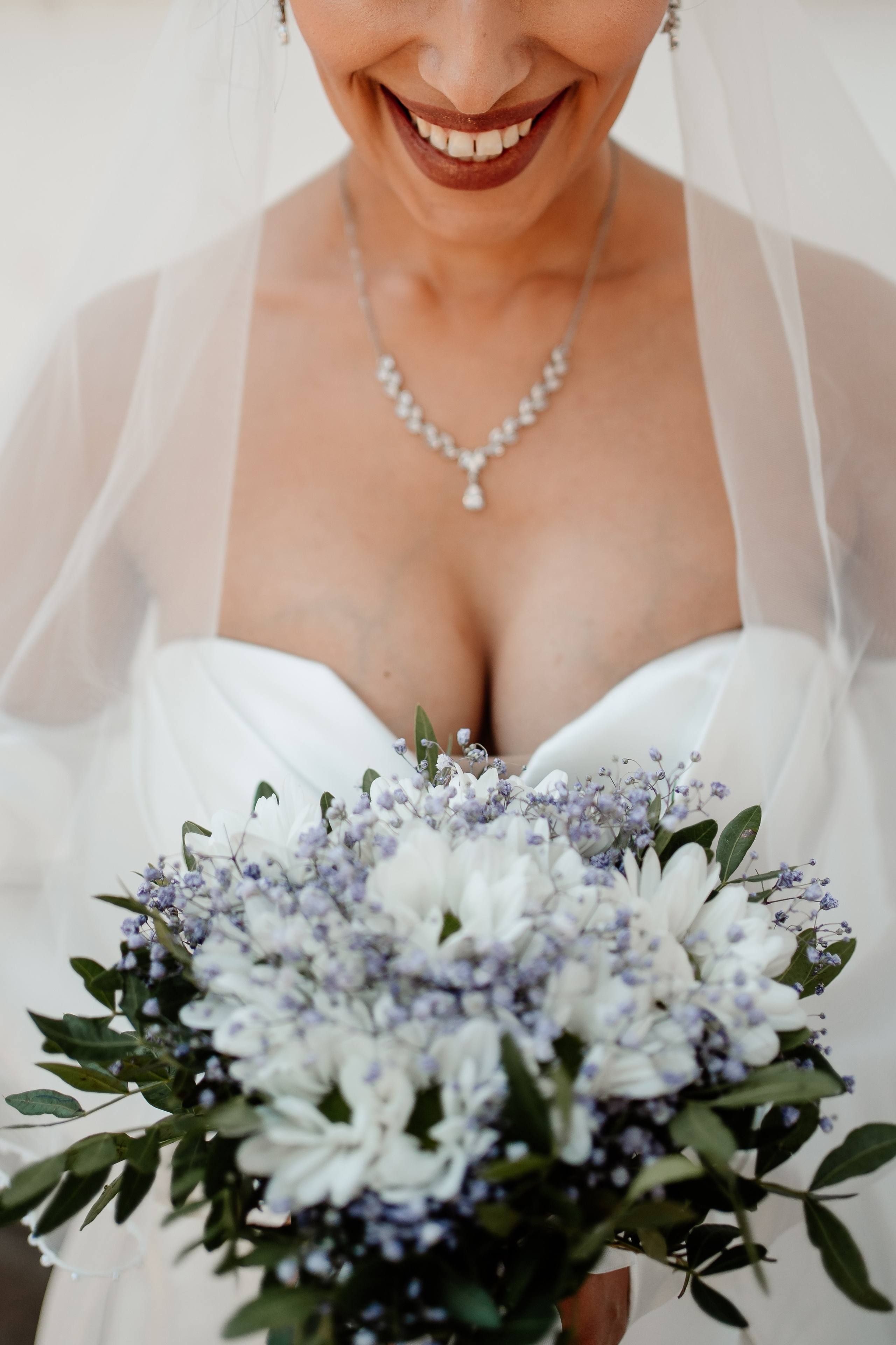 Moment emoționant între miri în ziua nunții, surprins într-un cadru natural și romantic, in Bucuresti. Fotografie de nuntă profesională, editată artistic pentru a evidenția emoția și eleganța evenimentului.