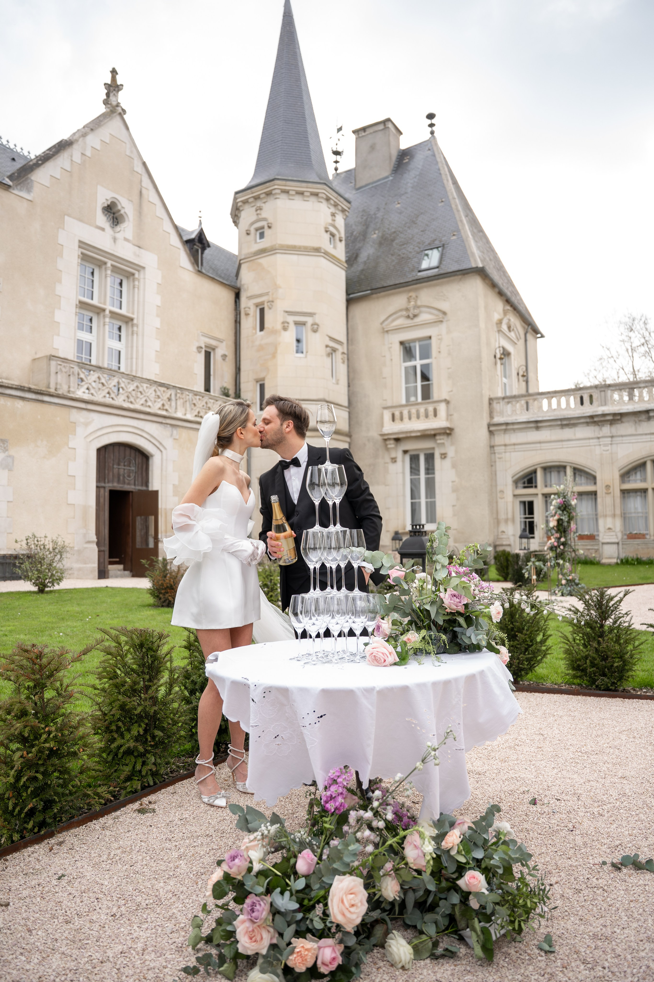 Chateau elopement inspiration. Wedding photographer in Paris Oksana Shum