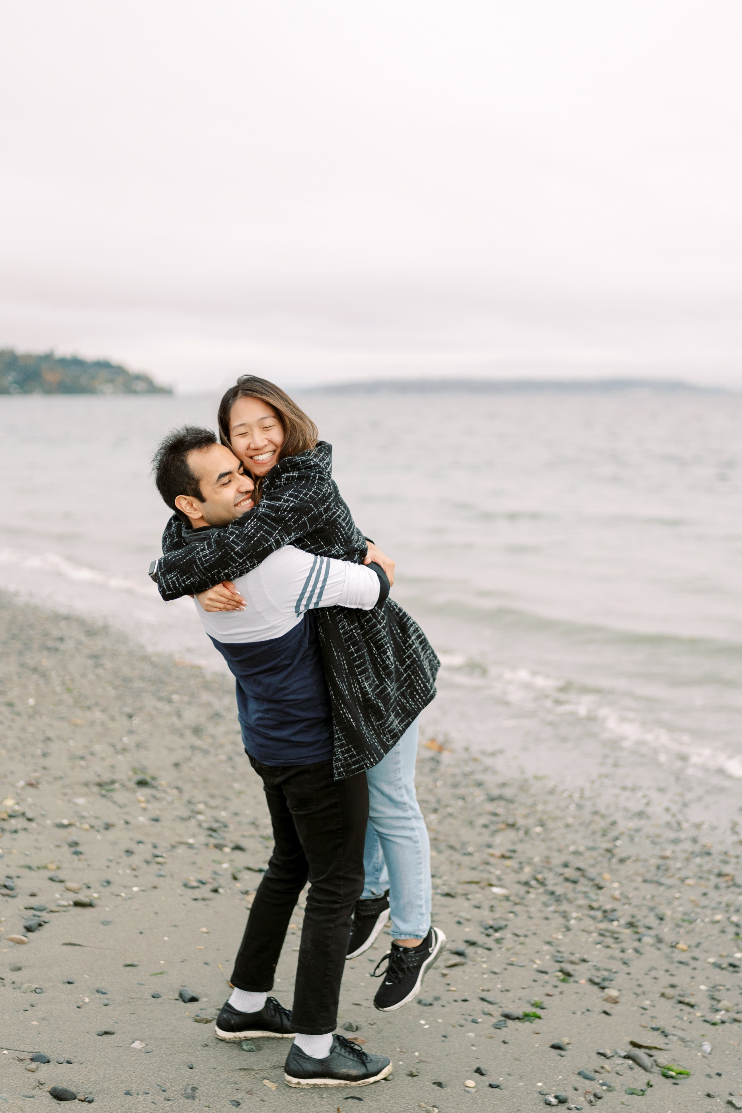 Proposal. December 2024. Alki Point Lighthouse, Washington state. EVAN ARISTOV WEDDING PHOTOGRAPHY — Seattle Wedding Photographer