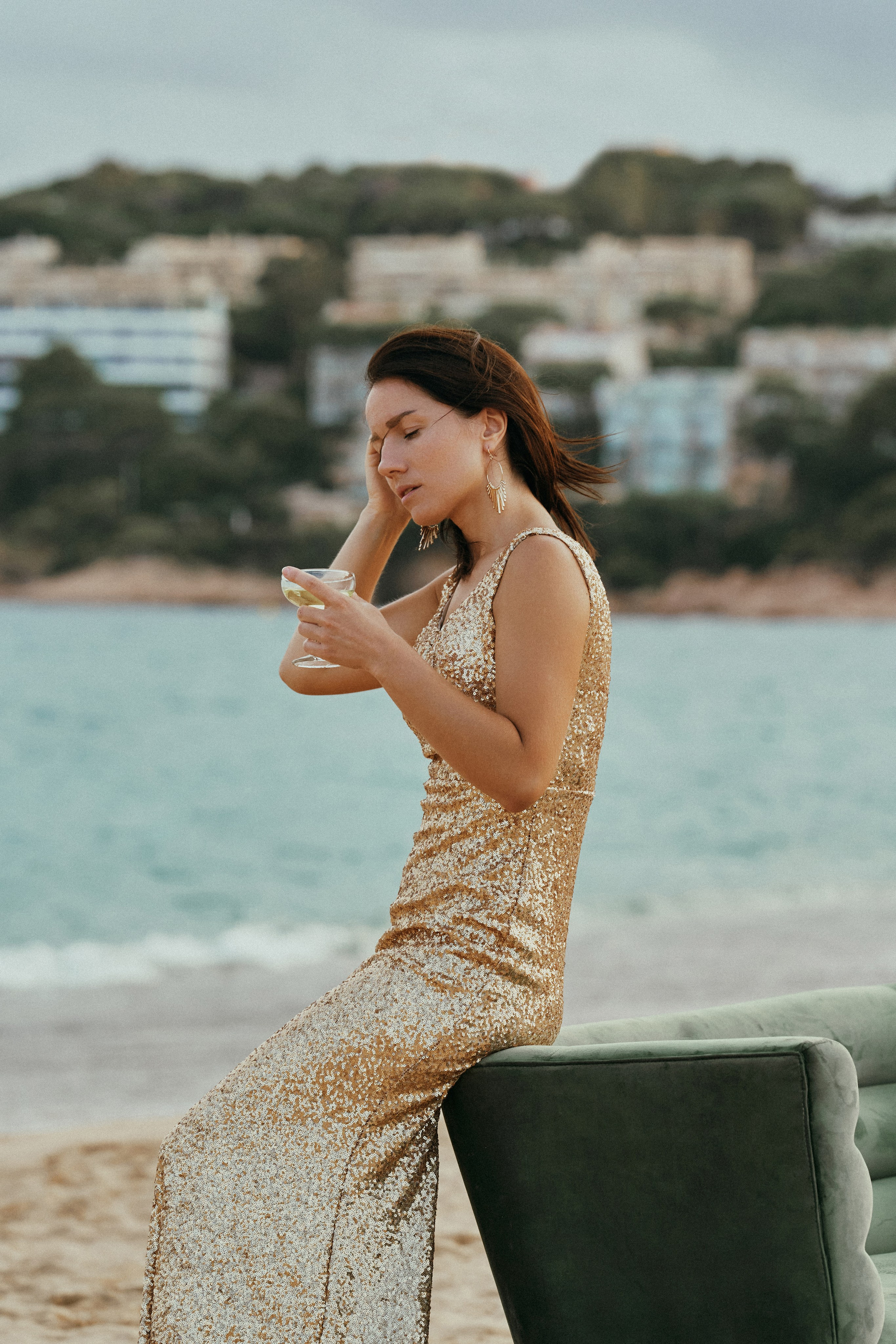 Майя. Диван на пляже. Фотограф в Барселоне Жанна Захарченко