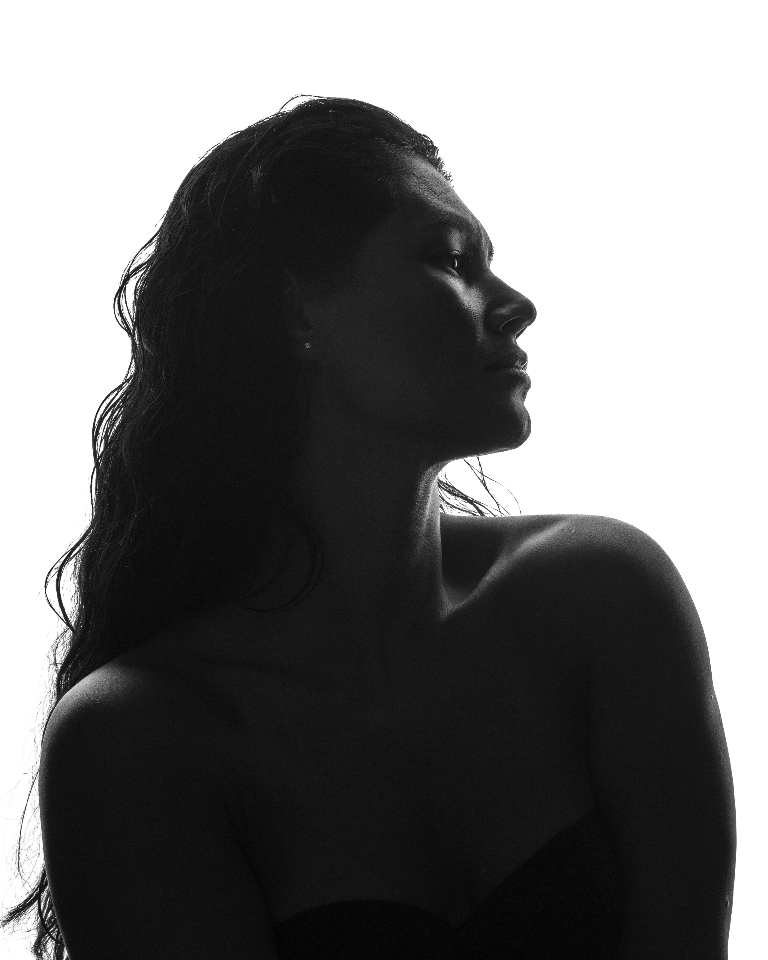 Künstlerische Studioaufnahme: Frau als Silhouette mit kontrastreichem Licht