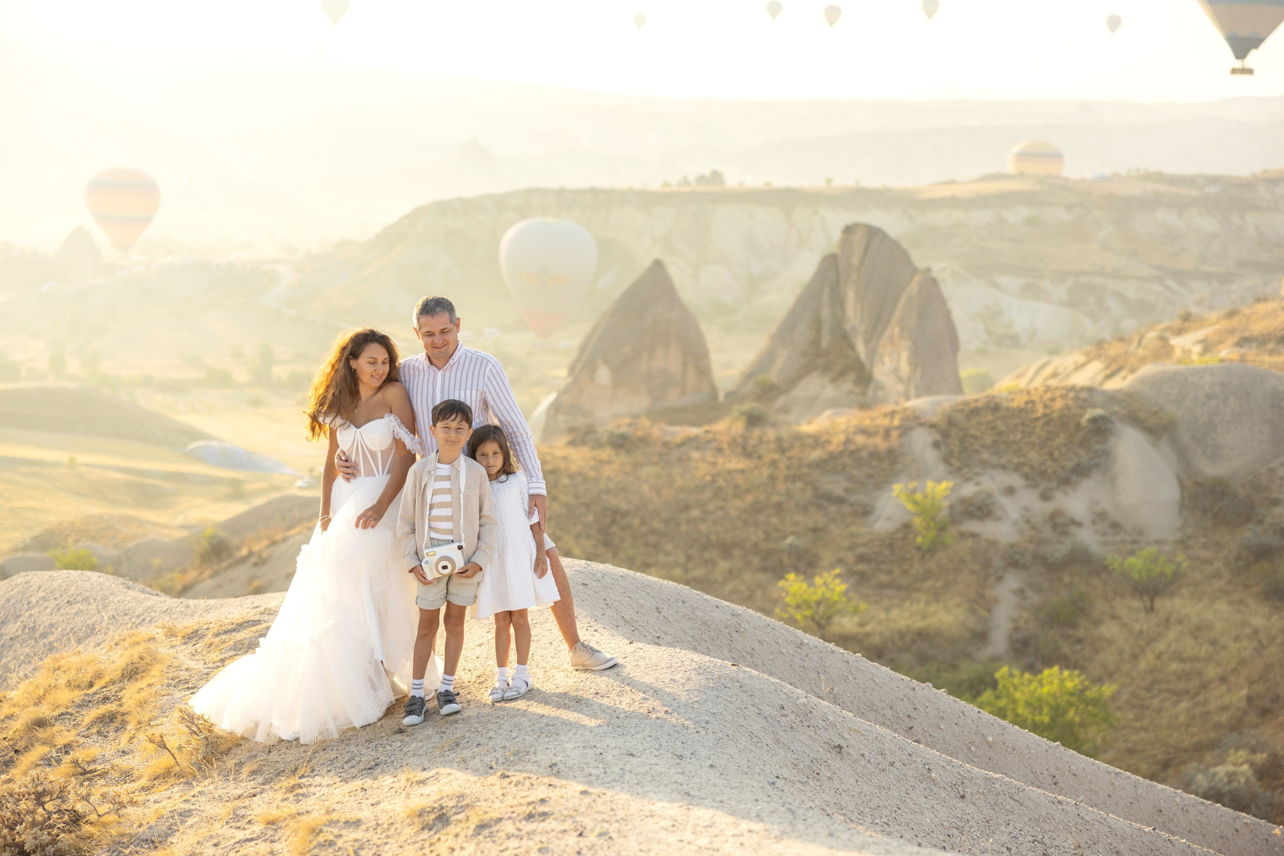 Family Photoshoot at Sunrise with Cappadocia’s Hot Air Balloons. Julia Ganch I Fashion Wedding Photography I Cappadocia Turkey