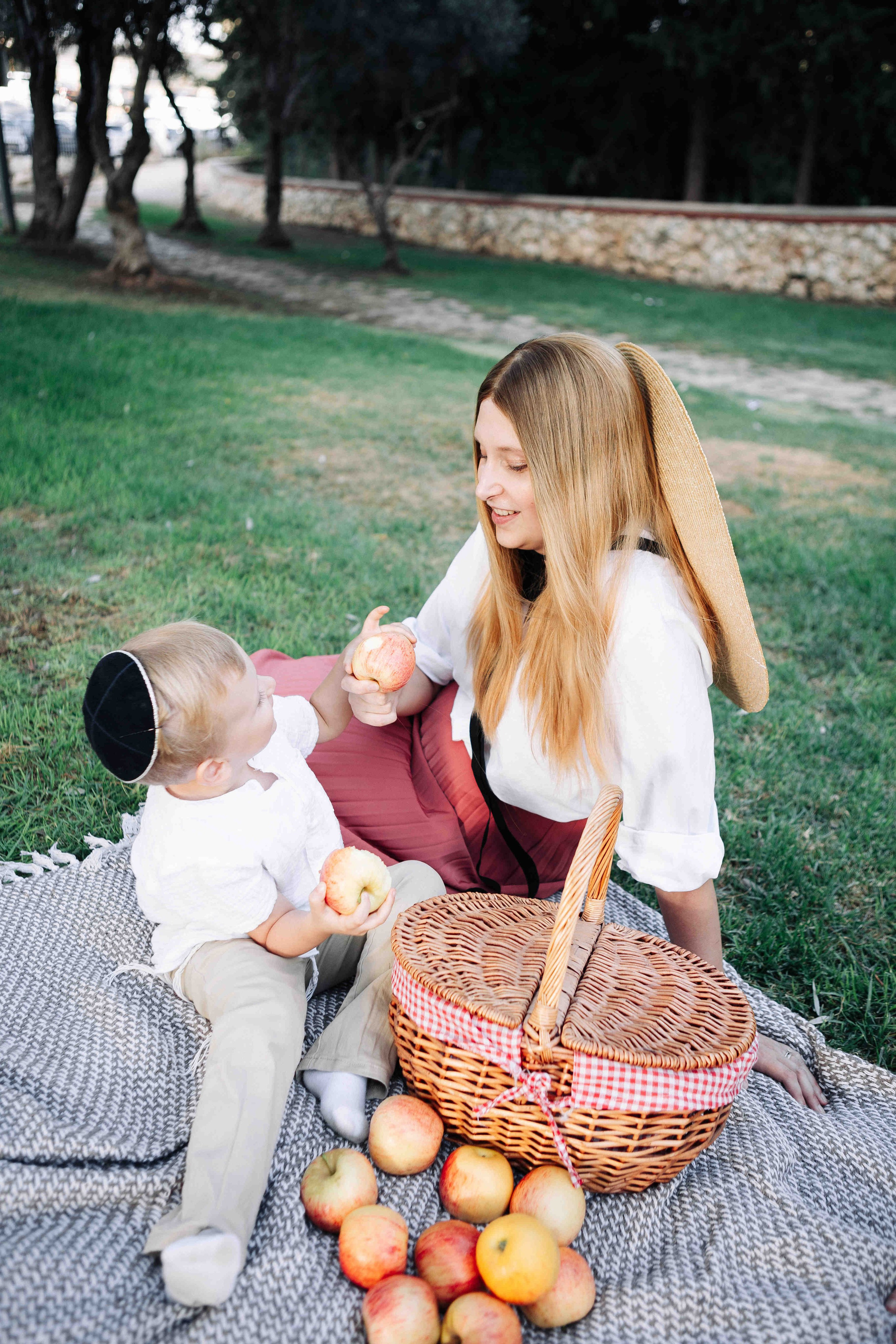 COZY PHOTO SESSION WITH A SWING. Https://shi-photo.com/