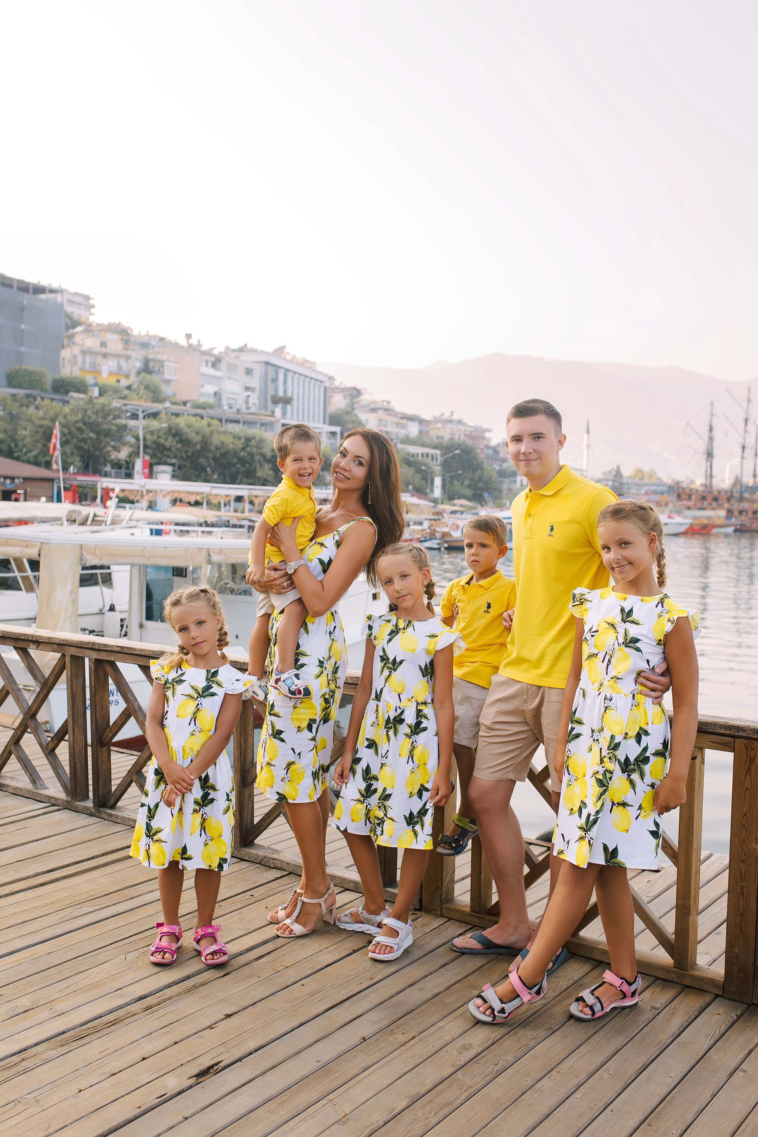 Фотограф в Алания. Фотосессия для большой и нарядной семьи в порту Аланьи.Семейная съемка в порту. Морская прогулка для всей семьи. Фотограф в Алании в Турции, Аланья, Сиде, Белек, Анталия, Кемер, Конаклы, Окурджалар. Фотосъемки в Алании. Фотосессия в Алания.Алсу Девели