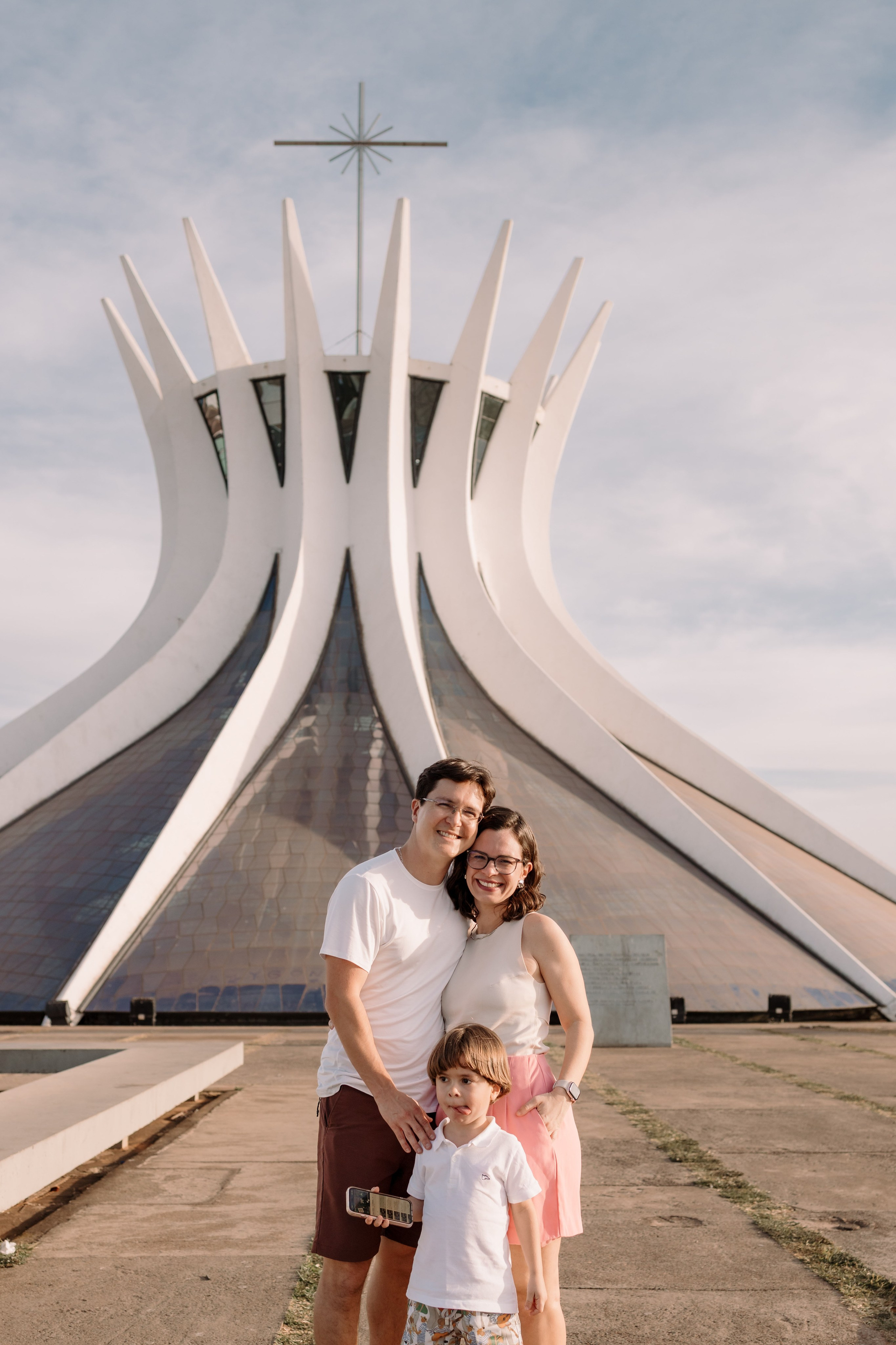 Ensaio Família na Catedral de Brasília | Fotografia Afetiva em Brasília. Ize Fotografia — Ensaios e Festas de Família em Recife e Brasília