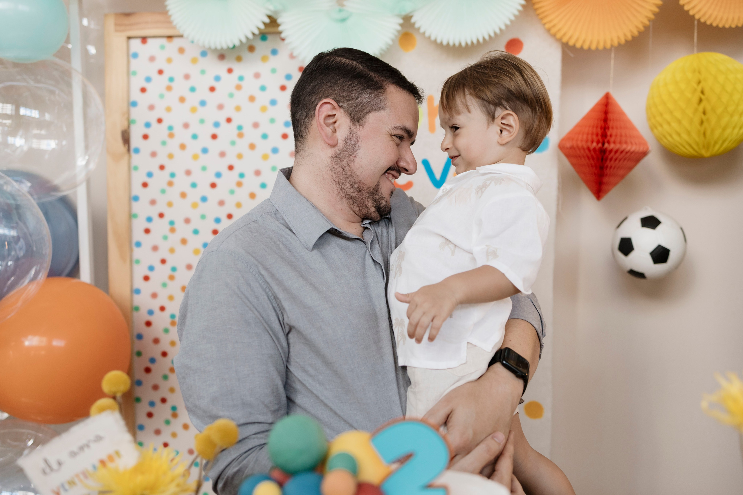 Registro afetivo do pai com o aniversariante