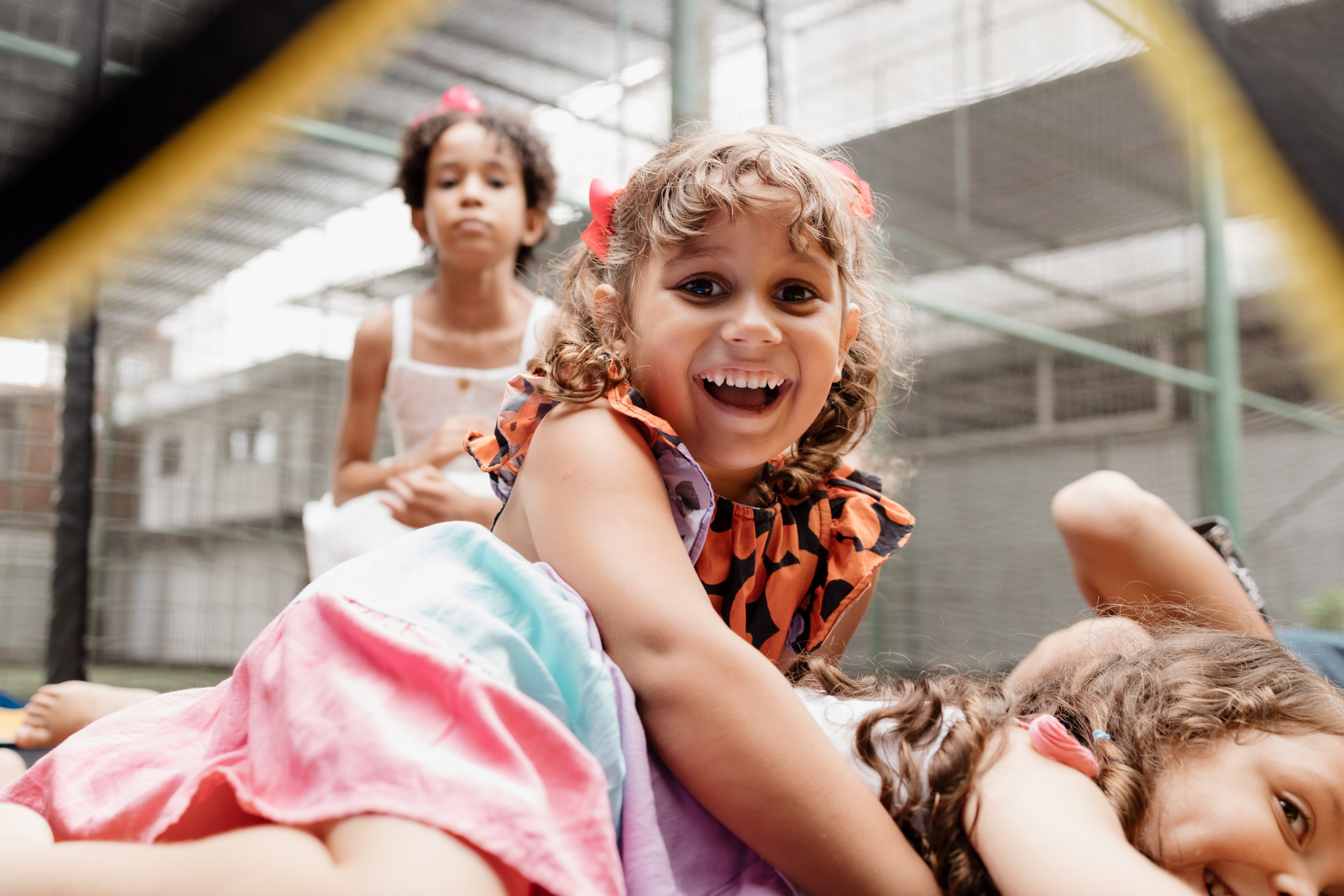 Fotografia espontânea e alegre de crianças brincando em uma festa de 40 anos