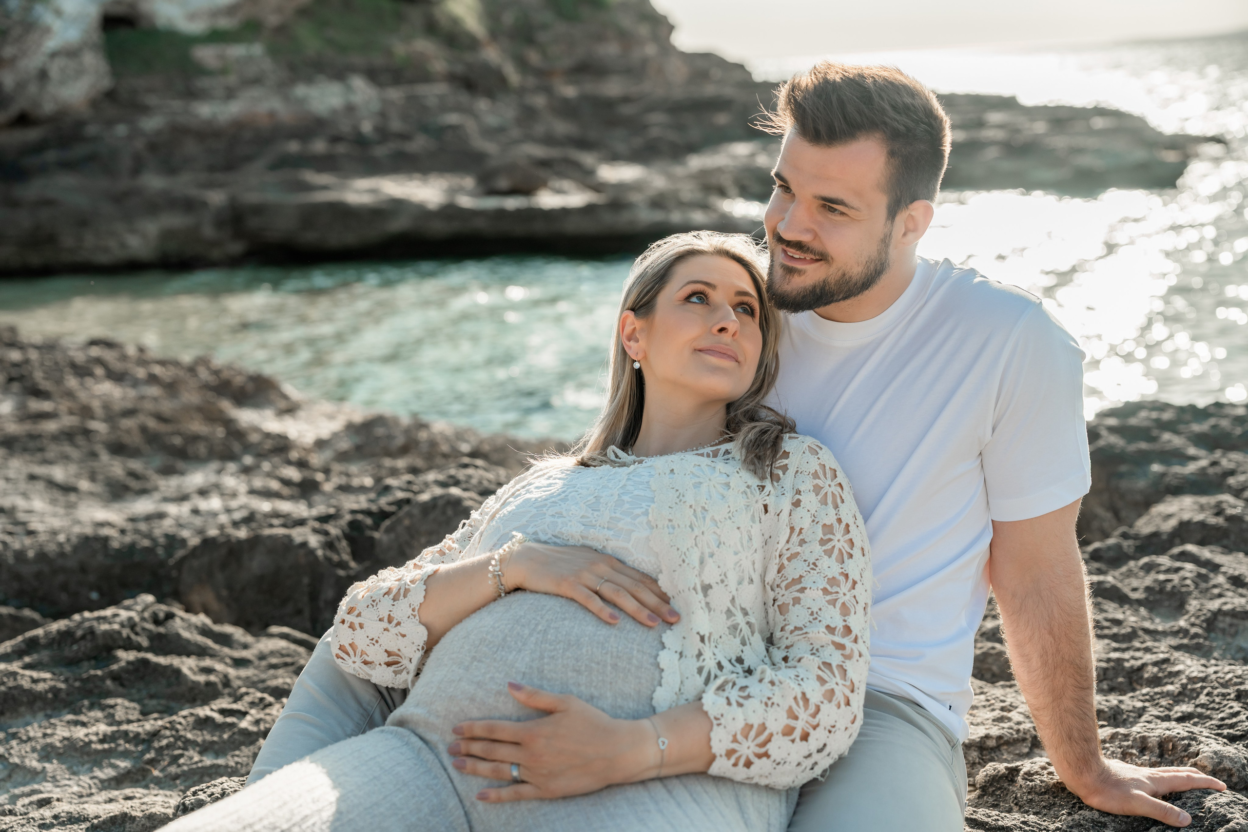 Schwangerschaftsshooting am Meer. Deine Fotografin auf Mallorca für Familien und Business