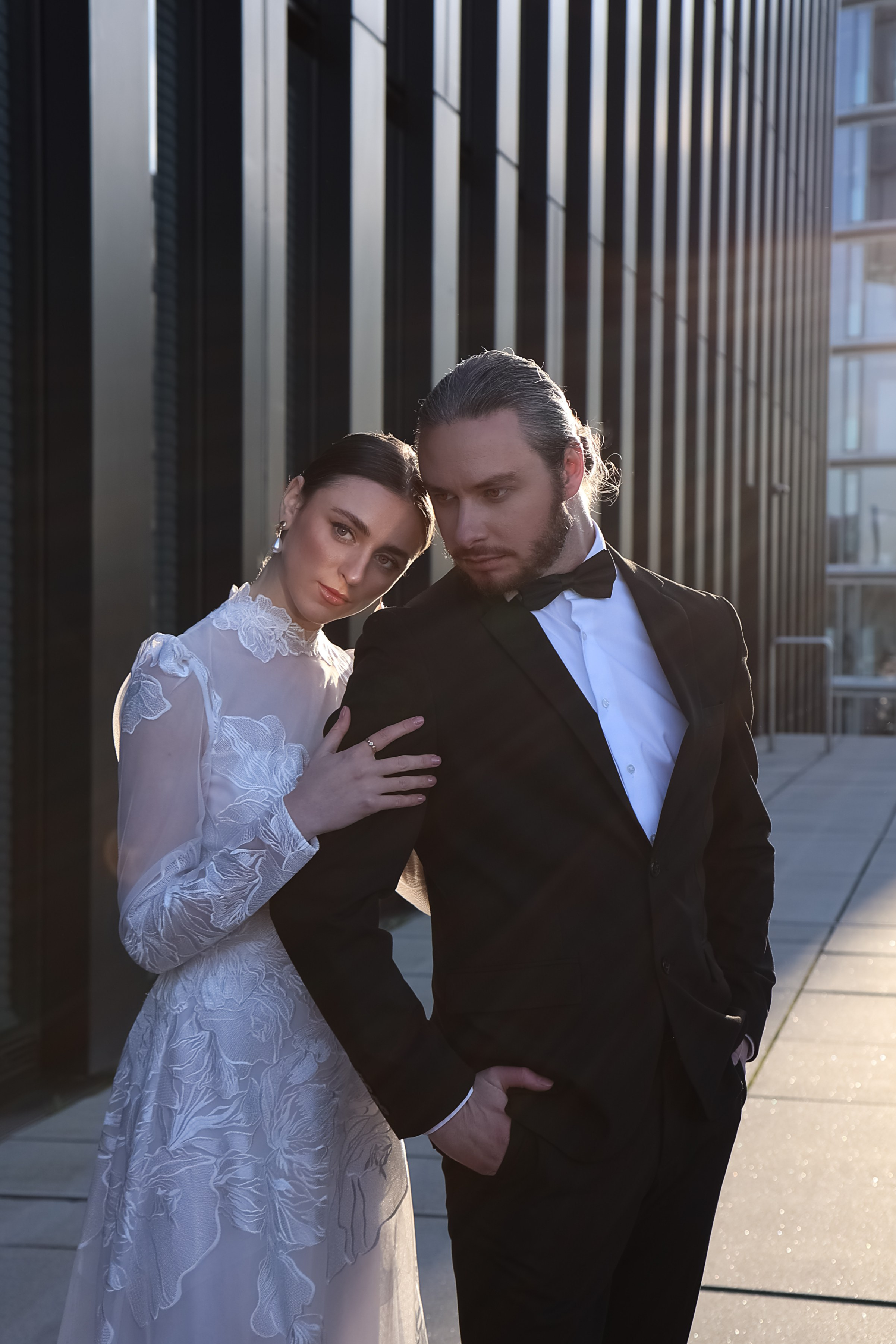 Stylische Brautpaarfotografie auf der Straße von Nürnberg