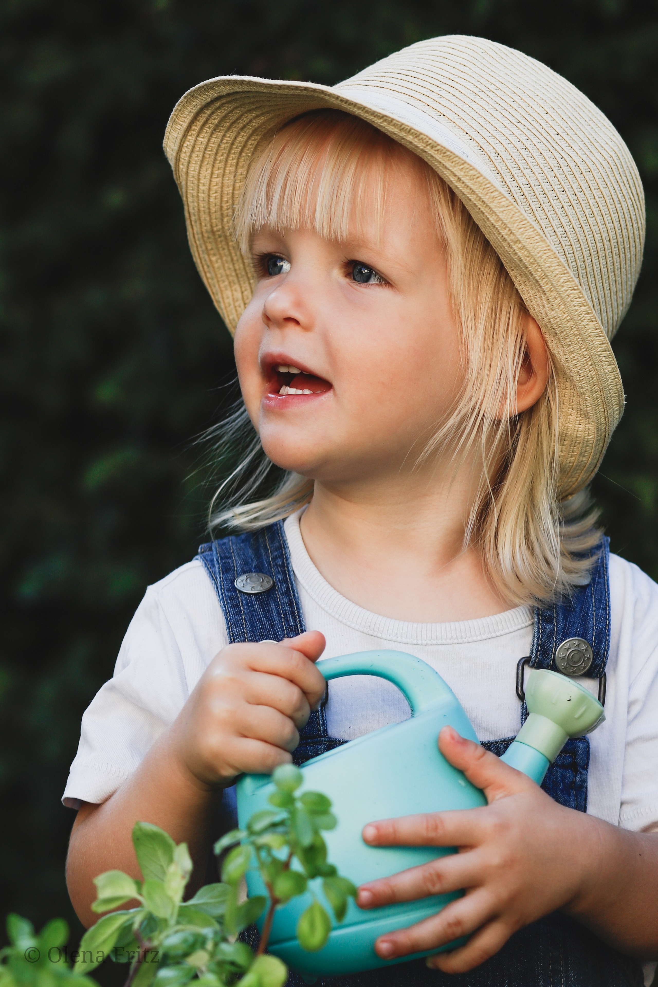 Mädchen im Garten. Olena Fritz Fotografie