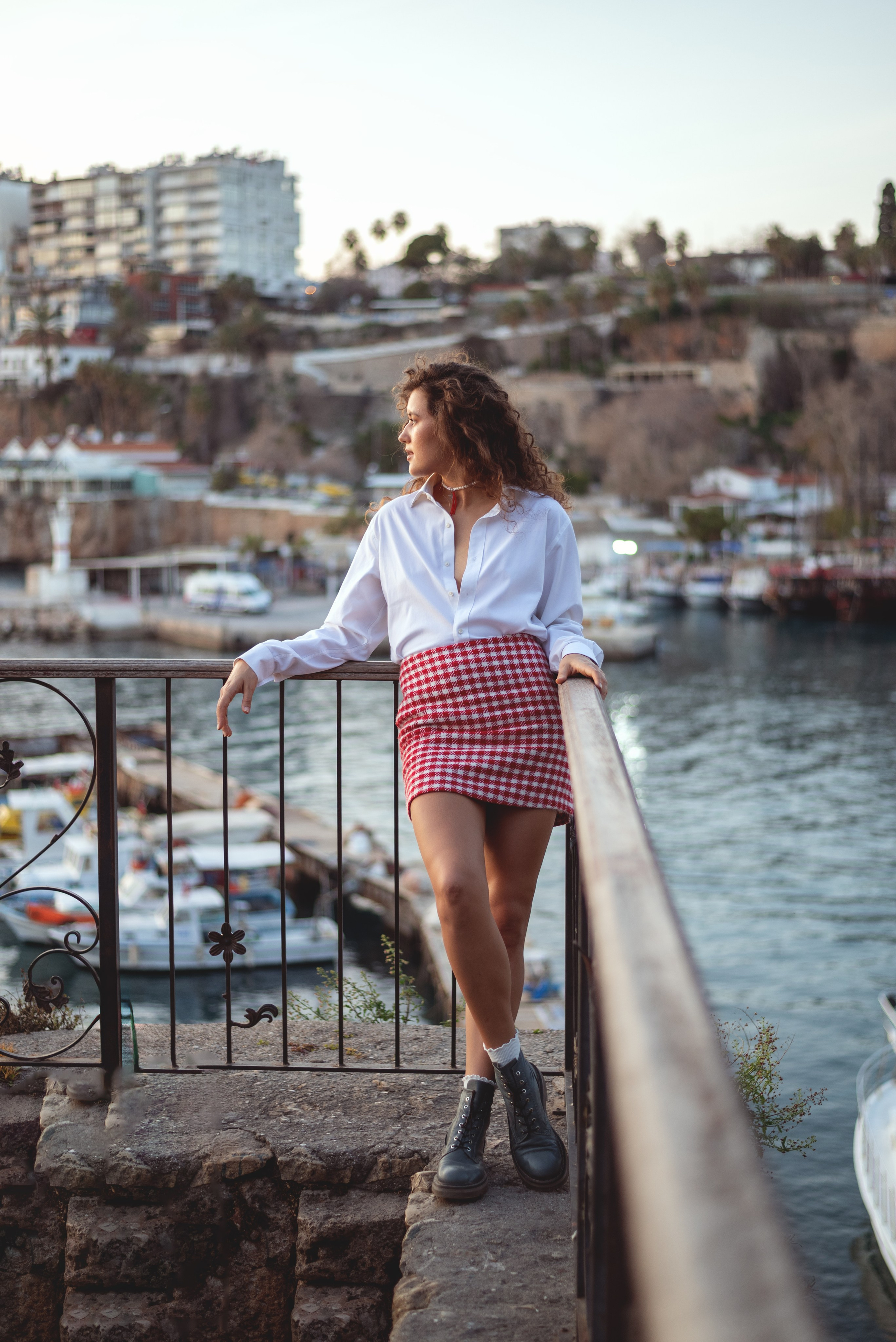Фотосессия девушки в Анталии с видом на порт с яхтами