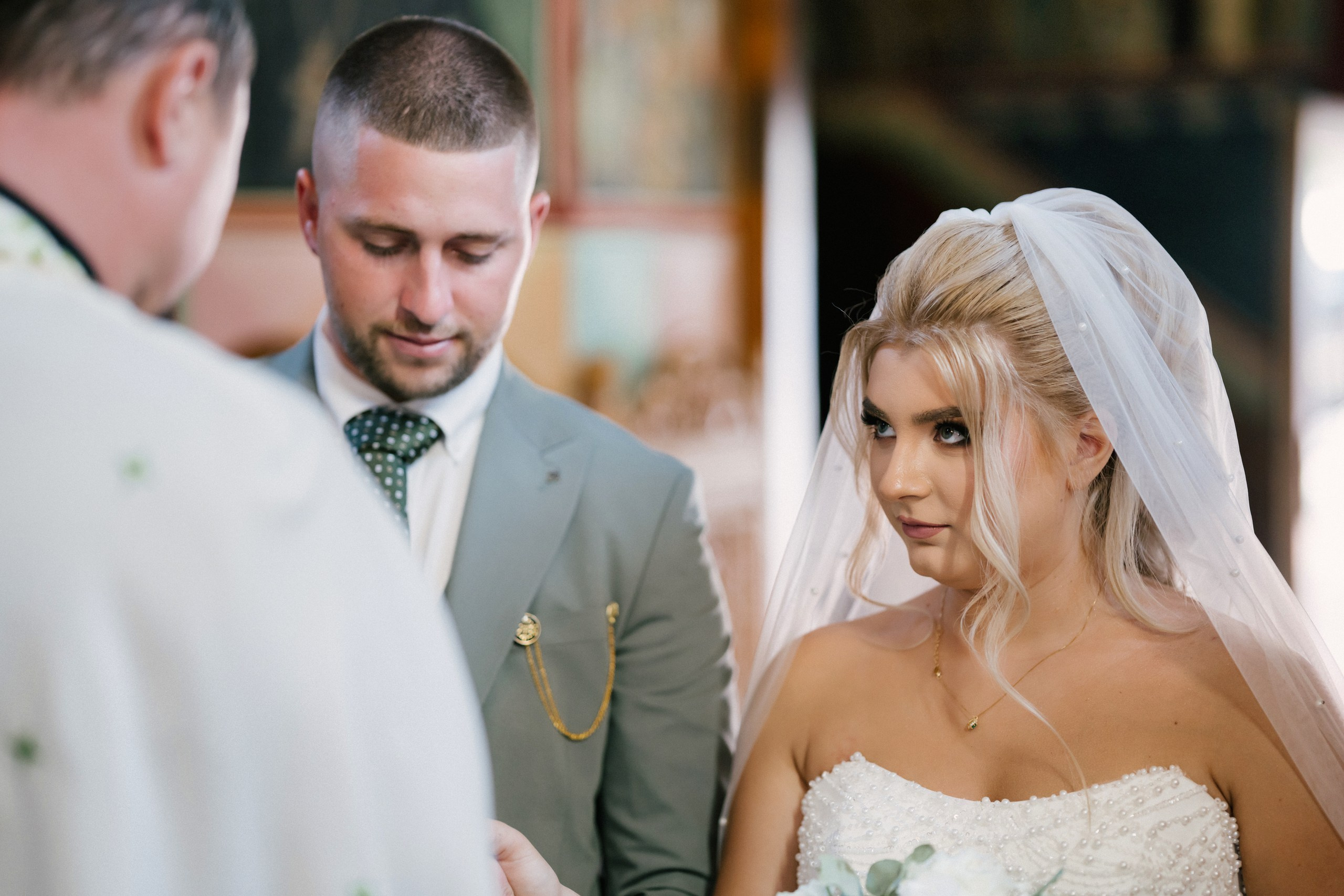 - mireasă Lavinia pregătire casa părintească Hârlău- mire Mihai pregătire Flămânzi cavalerii de onoare- fotograf nuntă Casa Jorovlea- ședință foto miri Mihai și Lavinia- nuntă elegantă Casa Jorovlea- fotografie de nuntă naturală România- domnișoare de onoare pregătire mireasă- emoții nuntă biserică- dansul mirilor Casa Jorovlea* fotograf profesionist nuntă Botoșani Iași* fotografie documentară de nuntă- familie și prieteni la nuntă- nași Mihai și Nicoleta nuntă- portret mireasă în lumină naturală- petrecere nuntă Casa Jorovlea- Nuntă Mihai și Lavinia – momente emoționante din ziua nunții, pregătirile mirilor în Hârlău și Flămânzi, ceremonia religioasă și ședința foto realizată de  AlinoFotoStudio -  Mireasa Lavinia în timpul pregătirilor la Hârlău-  Mihai pregătit de cavalerii de onoare în Flămânzi - Ceremonia religioasă a mirilor Mihai și Lavinia-Ședință foto romantică de nuntă Mihai și Lavinia - Dansul mirilor la petrecerea de nuntă -  fotograf nuntă Iași-  fotograf nuntă Botoșani- wedding photography Romania- AlinoFotoStudio - AlinoFotoStudio - Alin Chirilă fotograf - fotograf Botoșani - fotograf Iași - fotograf Hârlău - fotograf Bacău - fotograf Suceava - fotograf București - fotograf Neamț - servicii foto video - fotograf evenimente - fotograf nuntă - fotograf botez - wedding photographer Romania - ședință foto nuntă - fotografie de eveniment - wedding photography - fotografie profesională - fotograf profesionist România- povestitor prin fotografie, servicii foto - video -profesionale