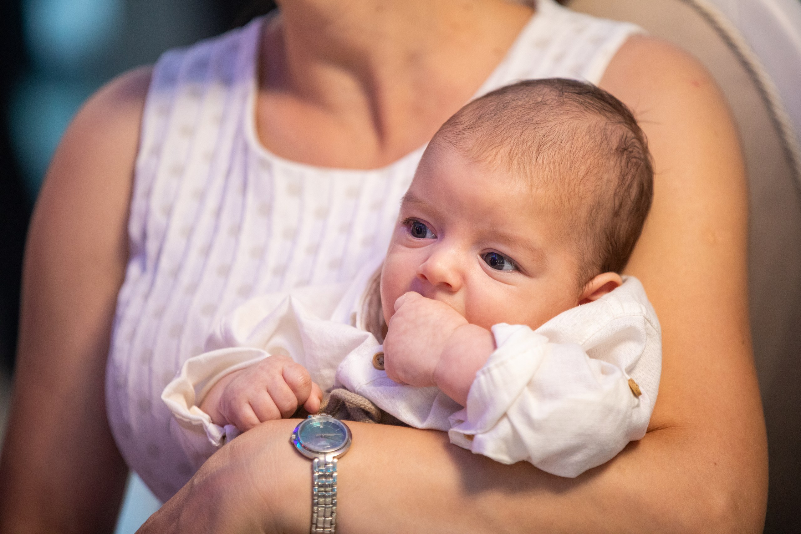 fotograf botez , fotografie botez Botoșani, fotograf Alin Chirilă, amintiri botez, fotografii botez, botez Miruna Parascheva, fotograf copii, fotografie botez în Botoșani-alt="botez , fotografie botez Alin Chirilă, amintiri botez, fotografii emoționante botez Botoșani"-- fotografii-botez-bebelus- amintiri-botez-micuț- moment-sfânt-crestinare- fotografie-emotionanta-botez- detalii-botez-bebelusi- parinti-fericiti-la-botez- fotograf-botez-profesionist- botez-in-biserica-ortodoxa- micuț-botezat-cu-emoție- zâmbete-și-lacrimi-la-botez- bebeluș-la-cristelniță- decor-botez-colorat- botez-cu-dragoste-și-credință- emotie-pura-la-botez- fotograf-botez-botosani- botez-iasi-suceava-fotograf- amintiri-nepretuite-botez-- Preotul ținându-l pe micuțul Mathias Gabriel la botez, în biserica Înălțarea Domnului, Copălău  - Detalii de la botezul lui Mathias – lumânare, trusou și icoană  - Familia lui Mathias Gabriel alături de micuț, în ziua botezului  - Portret emoționant cu mama și bebelușul în brațe, în biserică,fotograf profesionist evenimente Botoșani, Iași, Suceava, Fălticeni, Bacău, Pașcani, Roman - AlinoFotoStudio by Alin Chirilă - servicii foto nuntă, botez, cununie, ședințe foto creative, albume personalizate, fotografii emoționante și calitative pentru cele mai importante momente din viață,fotograf nuntă Botoșani Alin Chirilă,  ședință foto botez Iași - AlinoFotoStudio,  servicii fotograf profesionist evenimente Suceava,  fotograf cununie civilă Fălticeni - Alin Chirilă,  album foto nuntă personalizat Bacău.“Bebeluș botezat în biserică, ținut în brațe de nași”	•	“Detaliu cu lumânarea de botez decorată cu flori albe”	•	“Părinți emoționați alături de copilul lor la ceremonia de botez”	•	“Masa festivă de botez cu decor tematic și tort personalizat”	•	“Momentul în care preotul toarnă apă sfințită pe fruntea bebelușului”	“Bebeluș în rochie albă de botez, zâmbind în brațele mamei”	•	“Detaliu cu cruciulița de botez așezată pe o pernă de satin”	•	“Părinți și nași aprinzând lumânările în timpul ceremoniei de botez”	•	“Tort de botez decorat cu figurine tematice și numele copilului”	•	“Copil botezat dormind liniștit în pătuțul decorat festiv”	•	“Momentul în care preotul binecuvântează copilul în fața altarului”	•	“Invitați adunându-se în jurul mesei festive la petrecerea de botez”	•	“Bebeluș ținând în mână o jucărie personalizată primită la botez”	•	“Familie fericită pozând împreună după ceremonia de botez”	•	“Decor tematic cu baloane și flori la locația petrecerii de botez” fotograf Botoșani fotograf evenimente fotograf botez Alin Chirila fotograf alinofotostudio.fotograf botez Amelis Maria, fotografie botez Botoșani, fotograf Alin Chirilă, amintiri botez, fotografii botez, botez Amelis Maria, fotograf copii, fotografie botez în Botoșani,