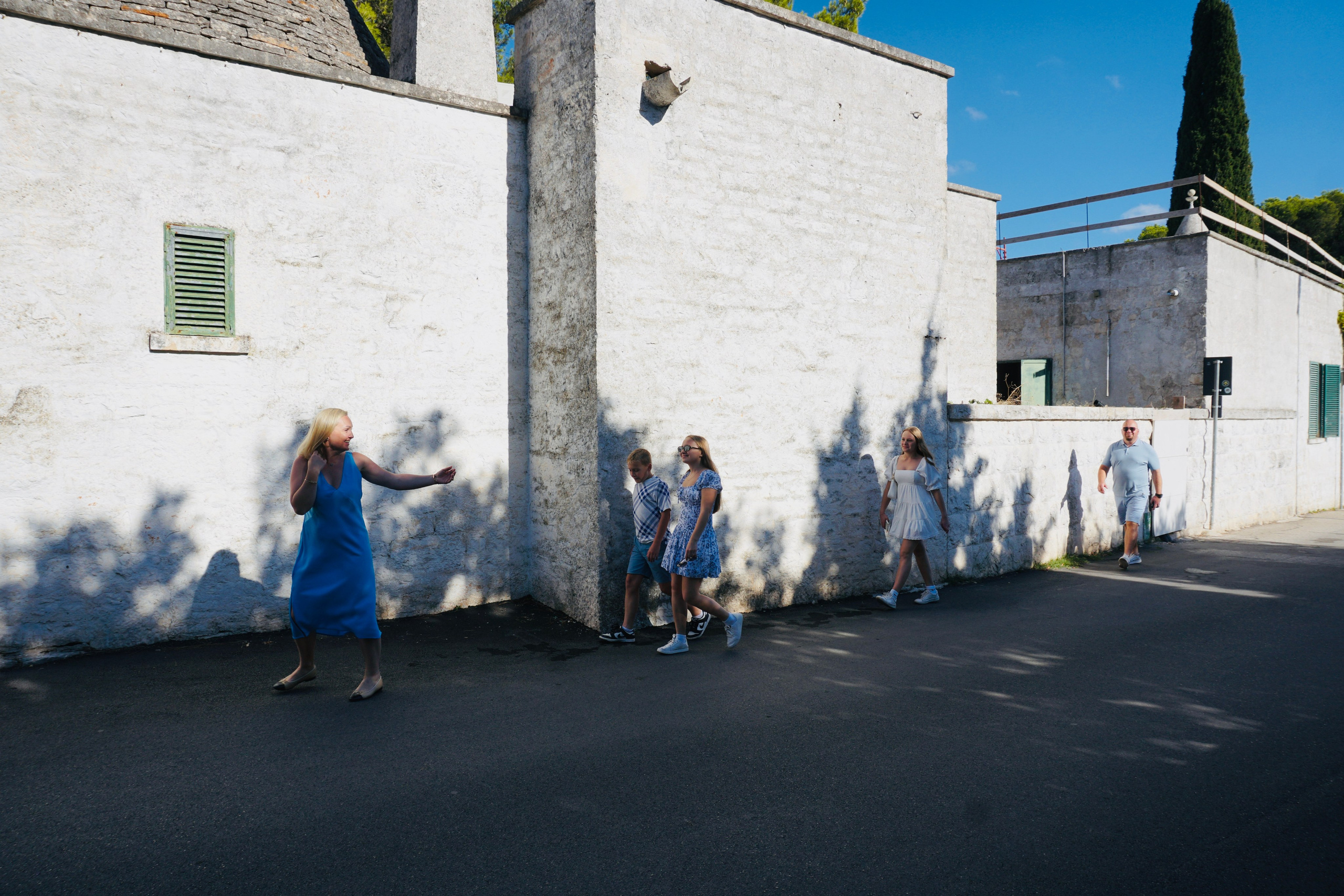 Passeggiata ad Alberobello con turisti americani felici. Fotografa e Videografa in Puglia Sokhova Albina