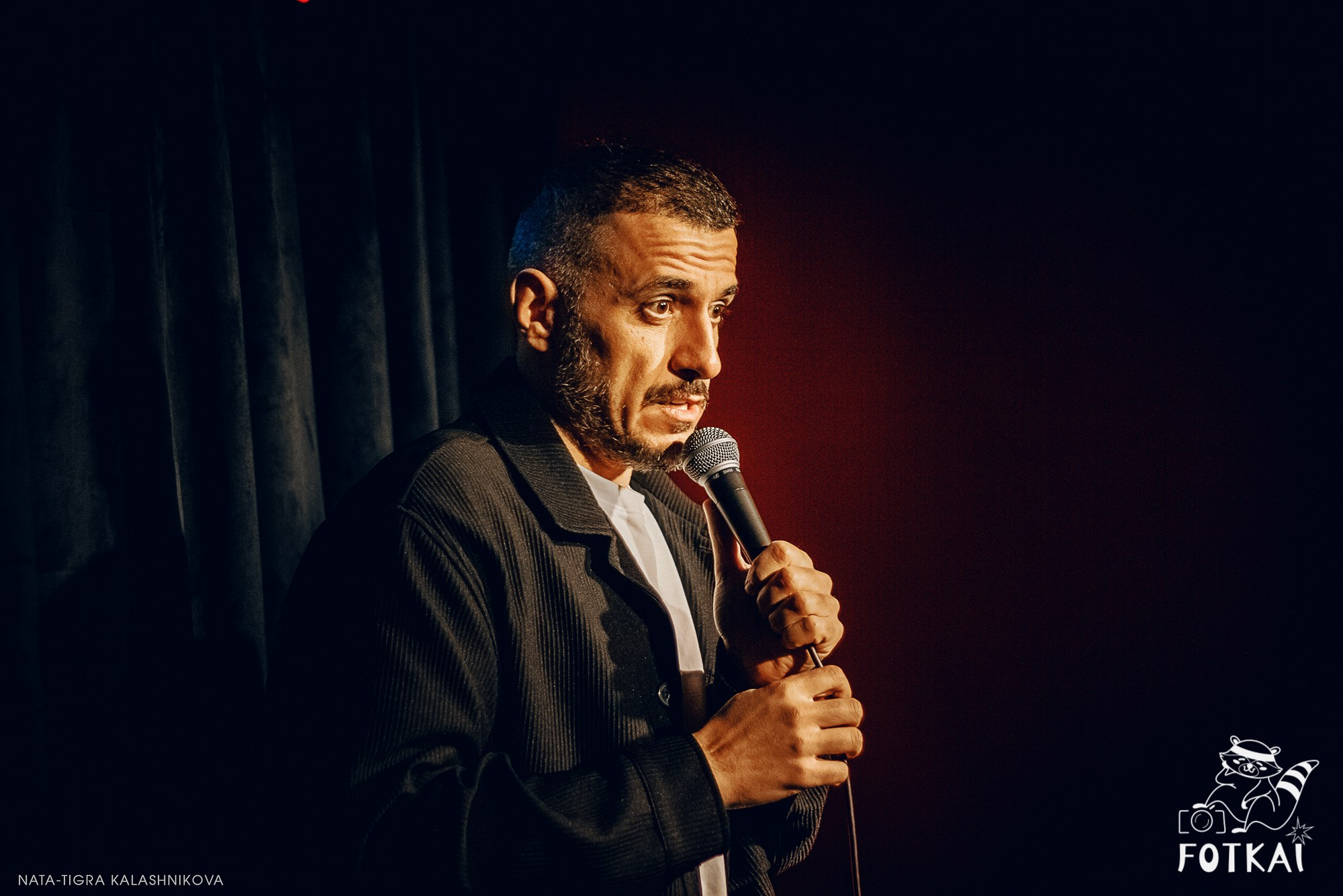 Eduard Matsaberidze en Madrid 14 de febrero 2026 — fotos del show de stand-up | FOTKAI